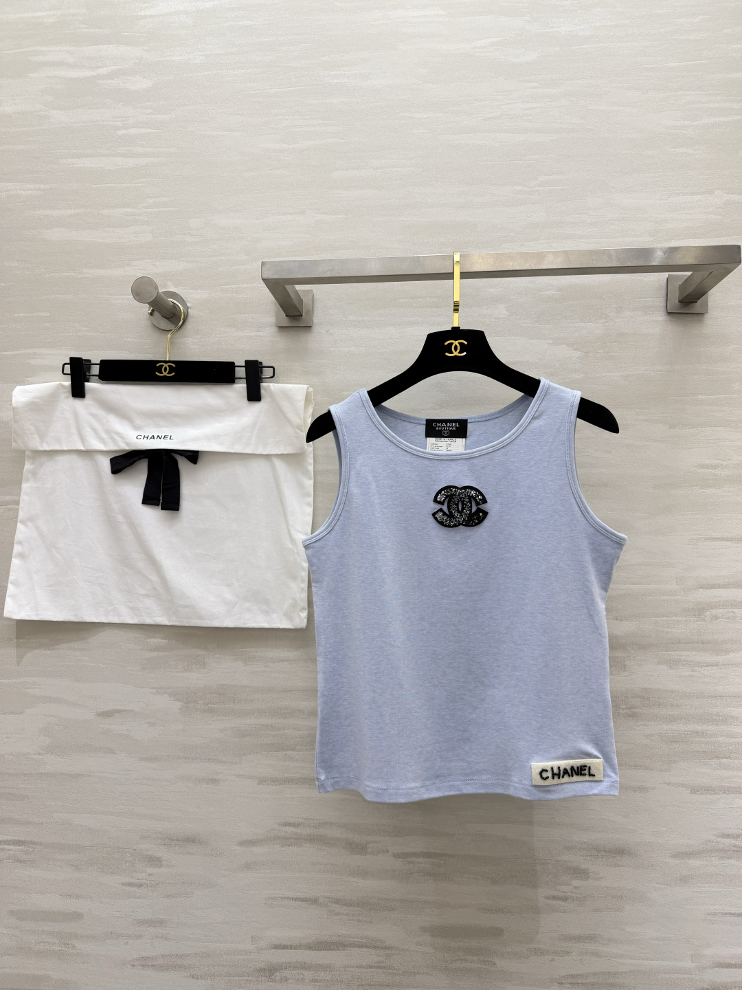 「CHANE♡²⁶中古风双C亮片背心」奶白柔光｜浅蓝清冷｜闪片双C法式精致感拉满！上身即显贵，百搭不挑人