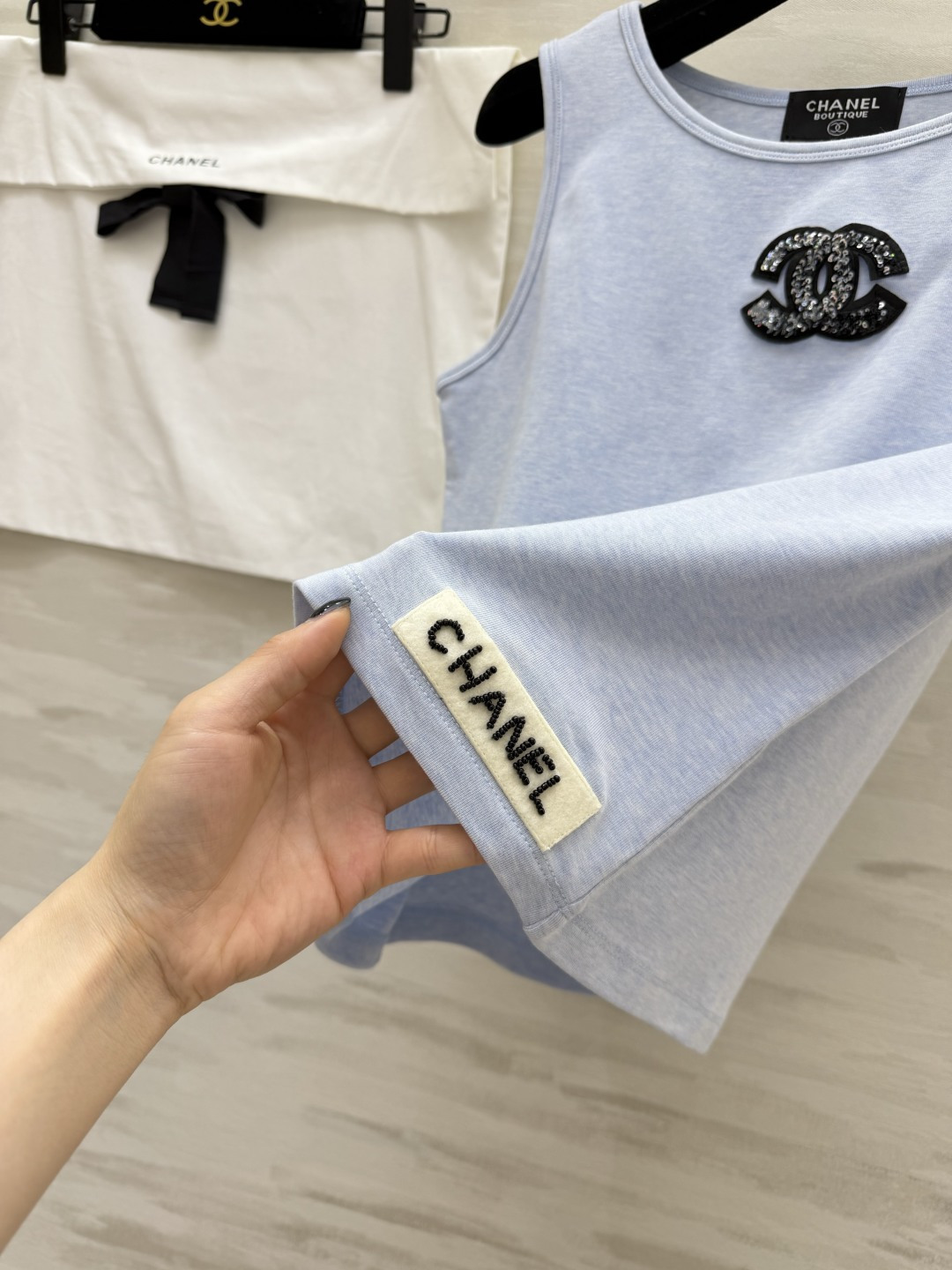 「CHANE♡²⁶中古风双C亮片背心」奶白柔光｜浅蓝清冷｜闪片双C法式精致感拉满！上身即显贵，百搭不挑人