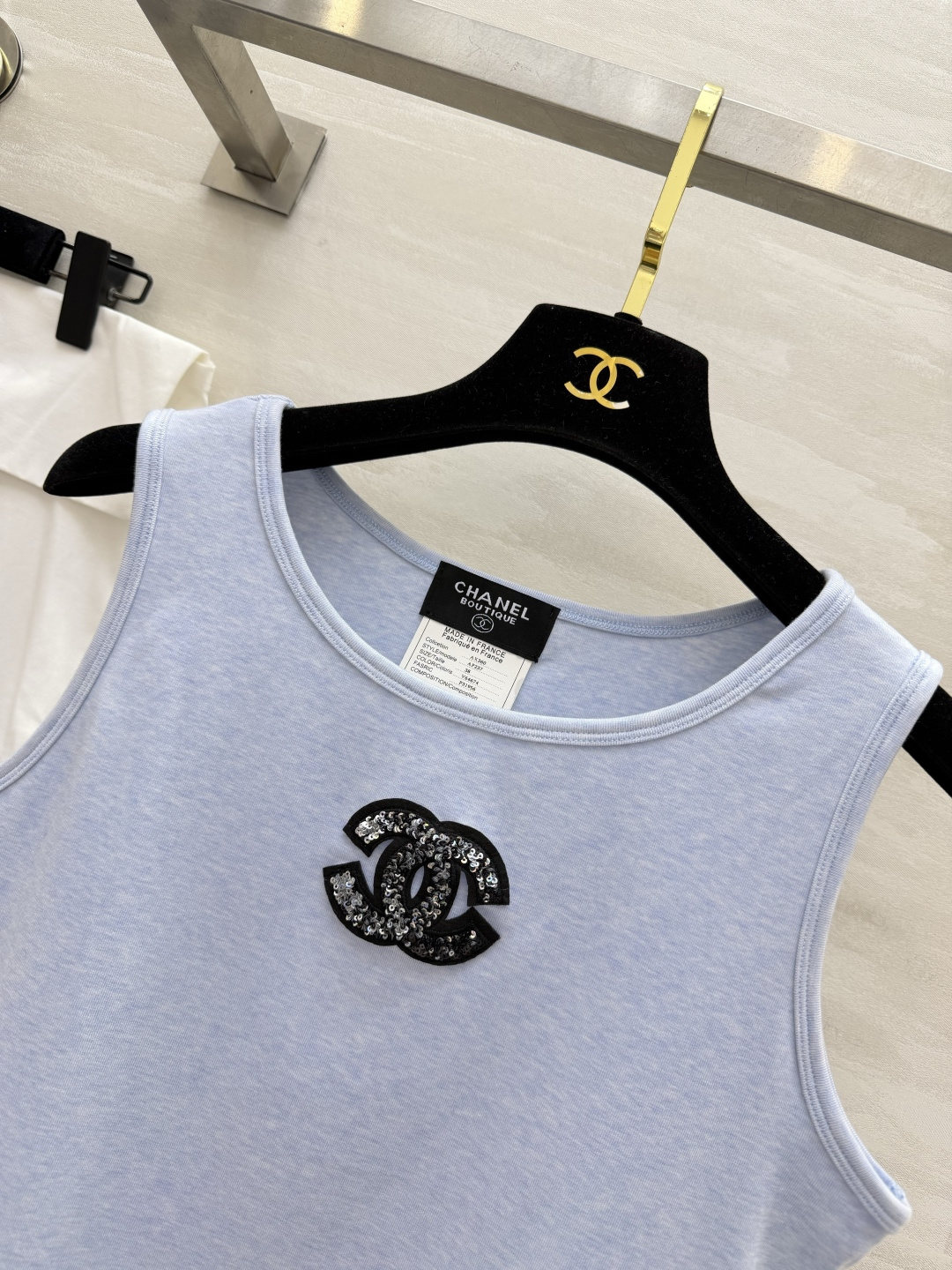 「CHANE♡²⁶中古风双C亮片背心」奶白柔光｜浅蓝清冷｜闪片双C法式精致感拉满！上身即显贵，百搭不挑人