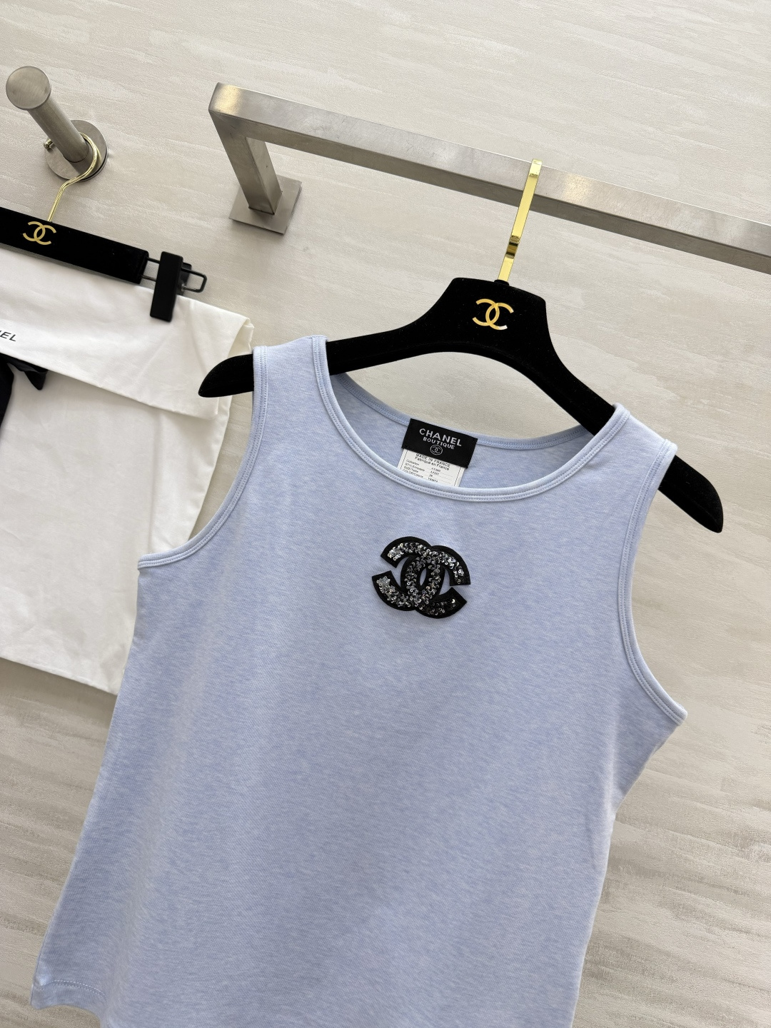 「CHANE♡²⁶中古风双C亮片背心」奶白柔光｜浅蓝清冷｜闪片双C法式精致感拉满！上身即显贵，百搭不挑人