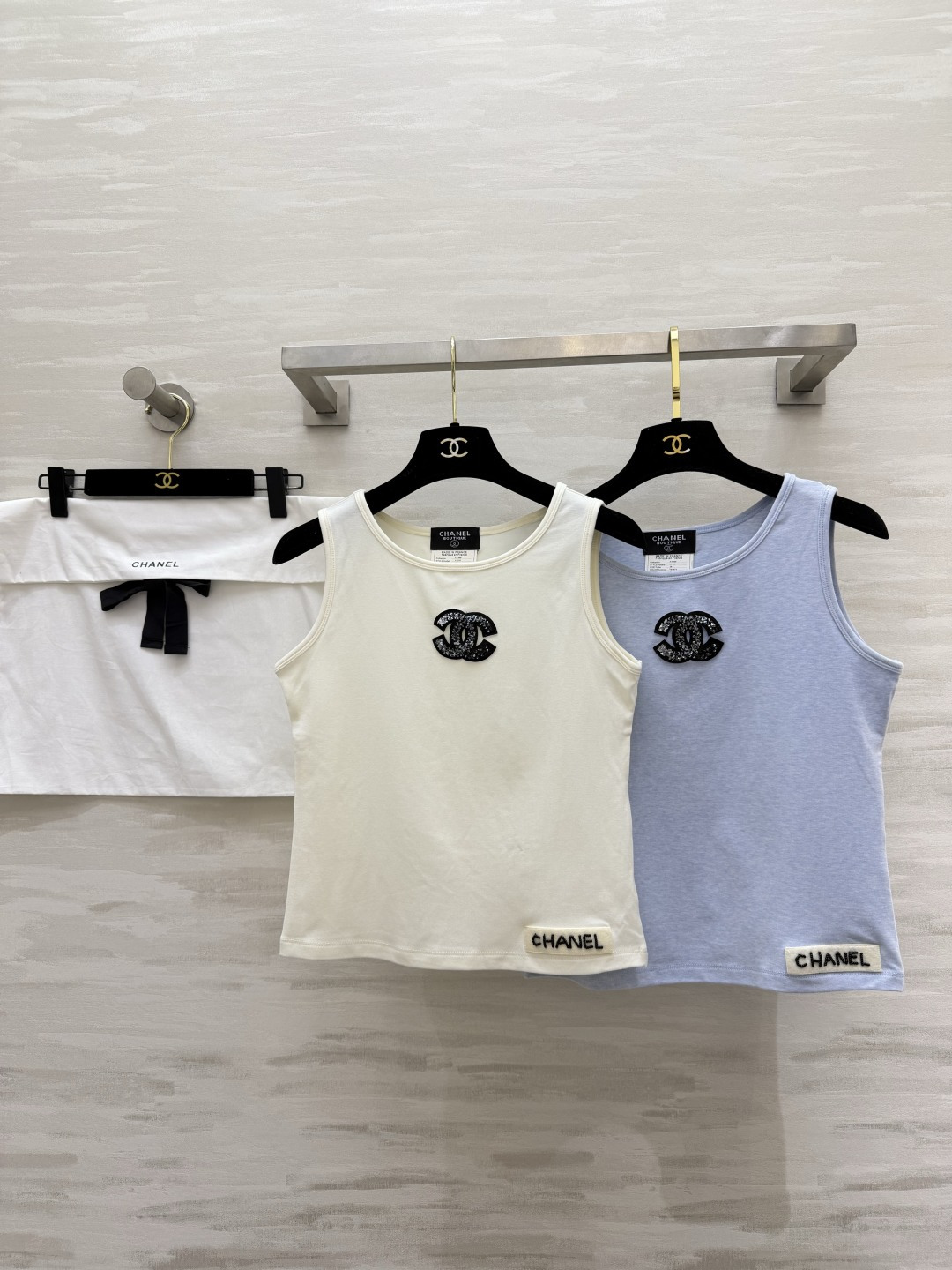 「CHANE♡²⁶中古风双C亮片背心」奶白柔光｜浅蓝清冷｜闪片双C法式精致感拉满！上身即显贵，百搭不挑人