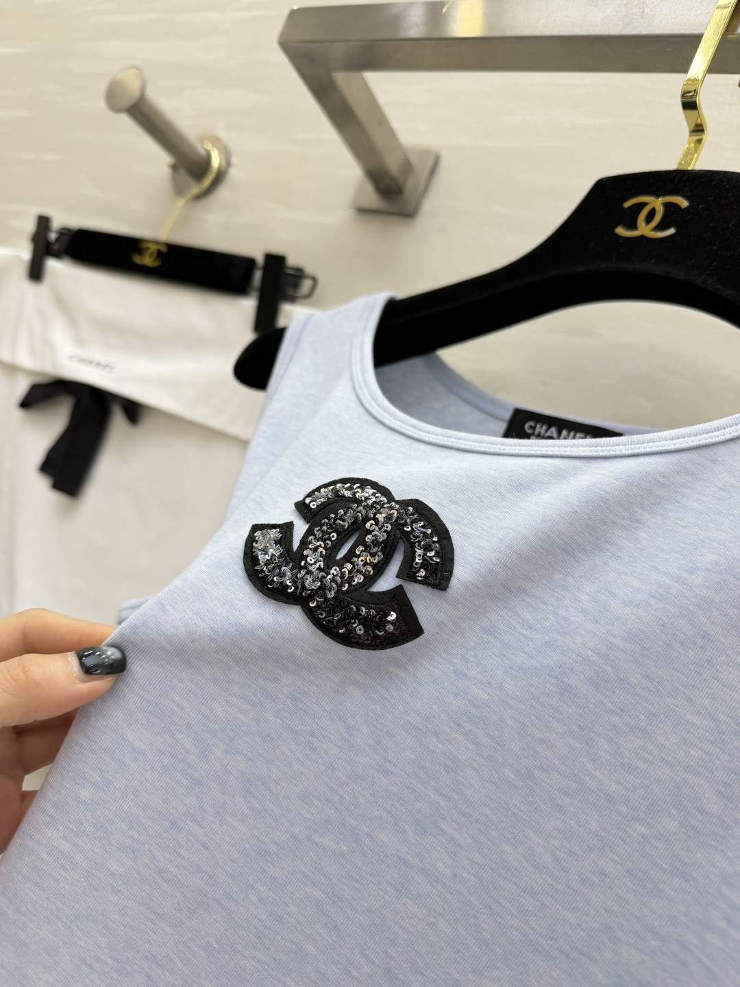 「CHANE♡²⁶中古风双C亮片背心」奶白柔光｜浅蓝清冷｜闪片双C法式精致感拉满！上身即显贵，百搭不挑人