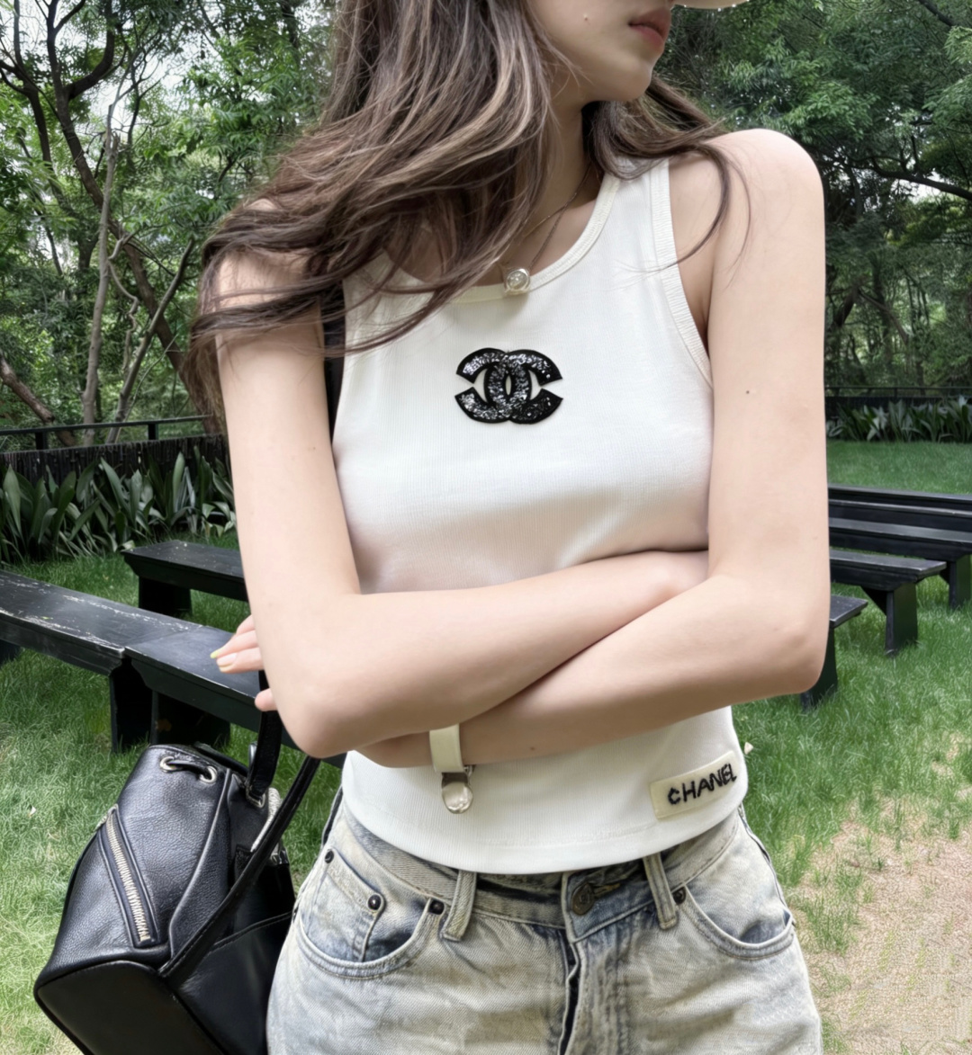 「CHANE♡²⁶中古风双C亮片背心」奶白柔光｜浅蓝清冷｜闪片双C法式精致感拉满！上身即显贵，百搭不挑人