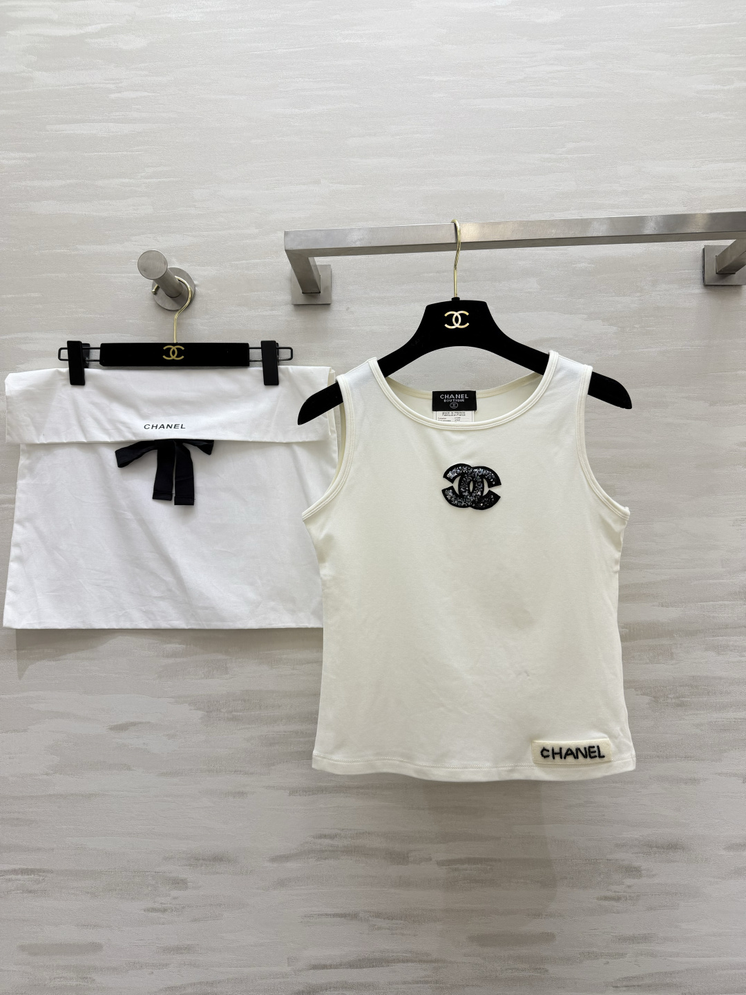 「CHANE♡²⁶中古风双C亮片背心」奶白柔光｜浅蓝清冷｜闪片双C法式精致感拉满！上身即显贵，百搭不挑人