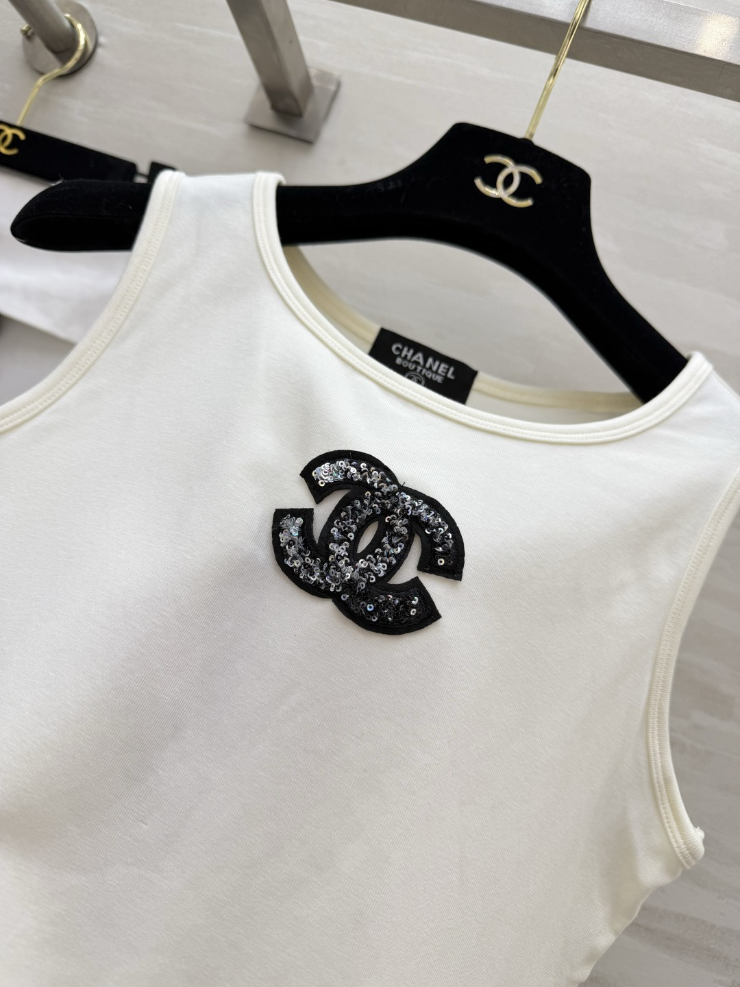 「CHANE♡²⁶中古风双C亮片背心」奶白柔光｜浅蓝清冷｜闪片双C法式精致感拉满！上身即显贵，百搭不挑人