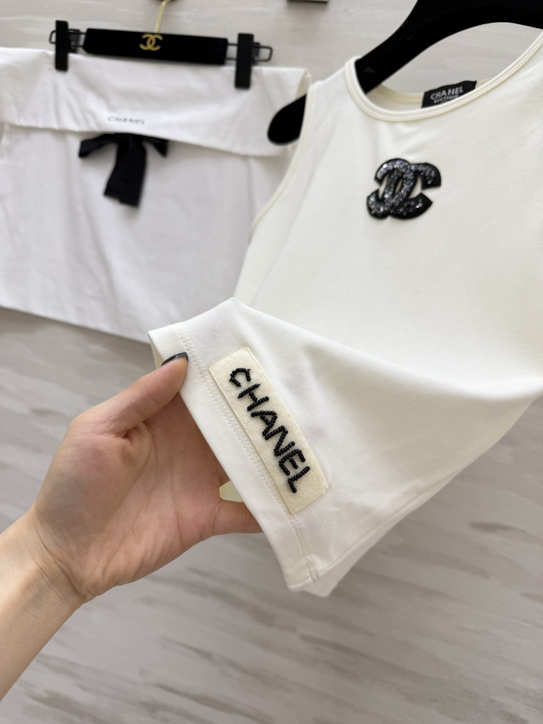 「CHANE♡²⁶中古风双C亮片背心」奶白柔光｜浅蓝清冷｜闪片双C法式精致感拉满！上身即显贵，百搭不挑人