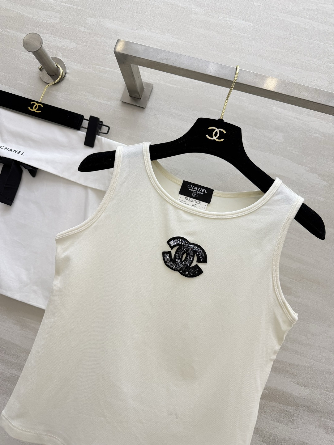 「CHANE♡²⁶中古风双C亮片背心」奶白柔光｜浅蓝清冷｜闪片双C法式精致感拉满！上身即显贵，百搭不挑人