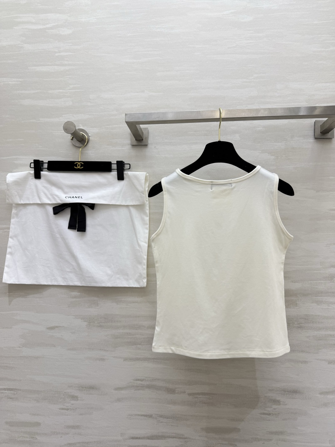 「CHANE♡²⁶中古风双C亮片背心」奶白柔光｜浅蓝清冷｜闪片双C法式精致感拉满！上身即显贵，百搭不挑人