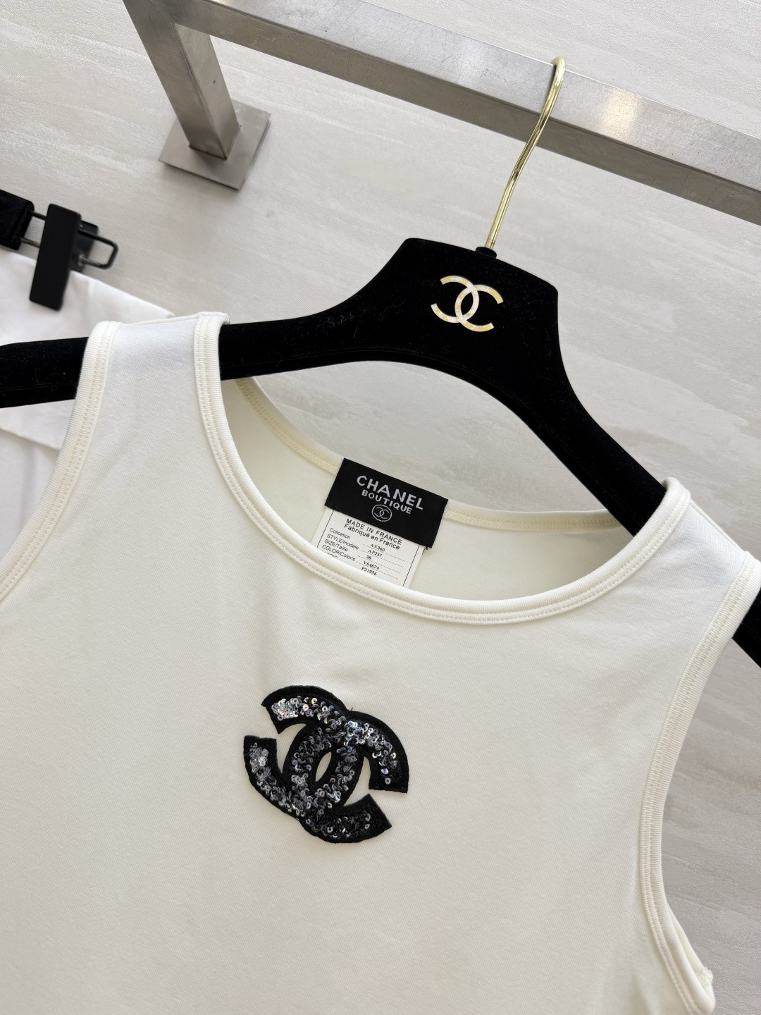 「CHANE♡²⁶中古风双C亮片背心」奶白柔光｜浅蓝清冷｜闪片双C法式精致感拉满！上身即显贵，百搭不挑人