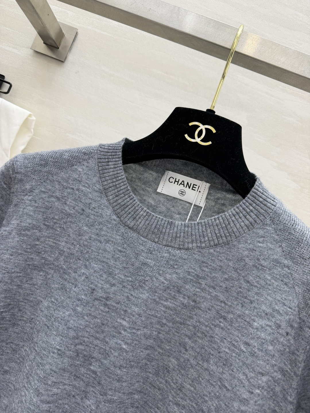 #Chane♡²⁶灰色针织短袖｜把低调贵气穿在身上！高级雾灰色调，自带清冷松弛感细腻羊毛针织，亲肤透气不