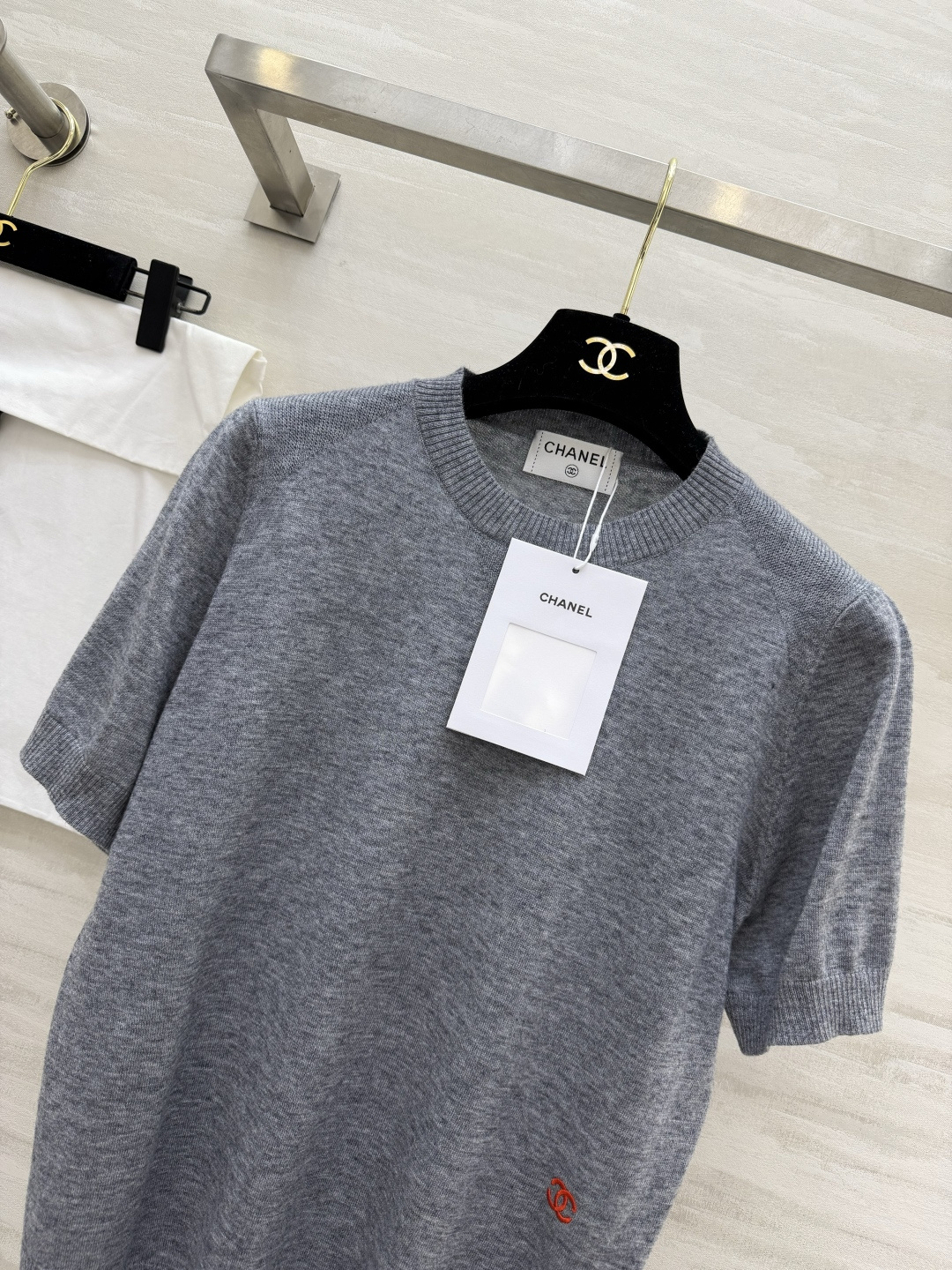 #Chane♡²⁶灰色针织短袖｜把低调贵气穿在身上！高级雾灰色调，自带清冷松弛感细腻羊毛针织，亲肤透气不