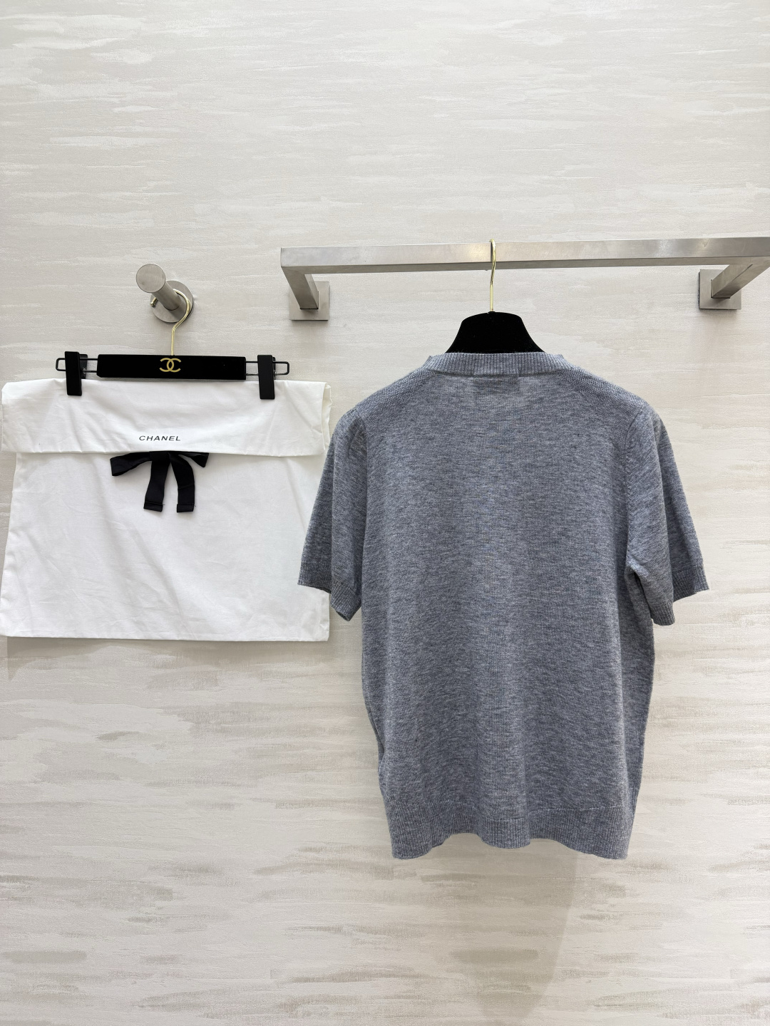 #Chane♡²⁶灰色针织短袖｜把低调贵气穿在身上！高级雾灰色调，自带清冷松弛感细腻羊毛针织，亲肤透气不