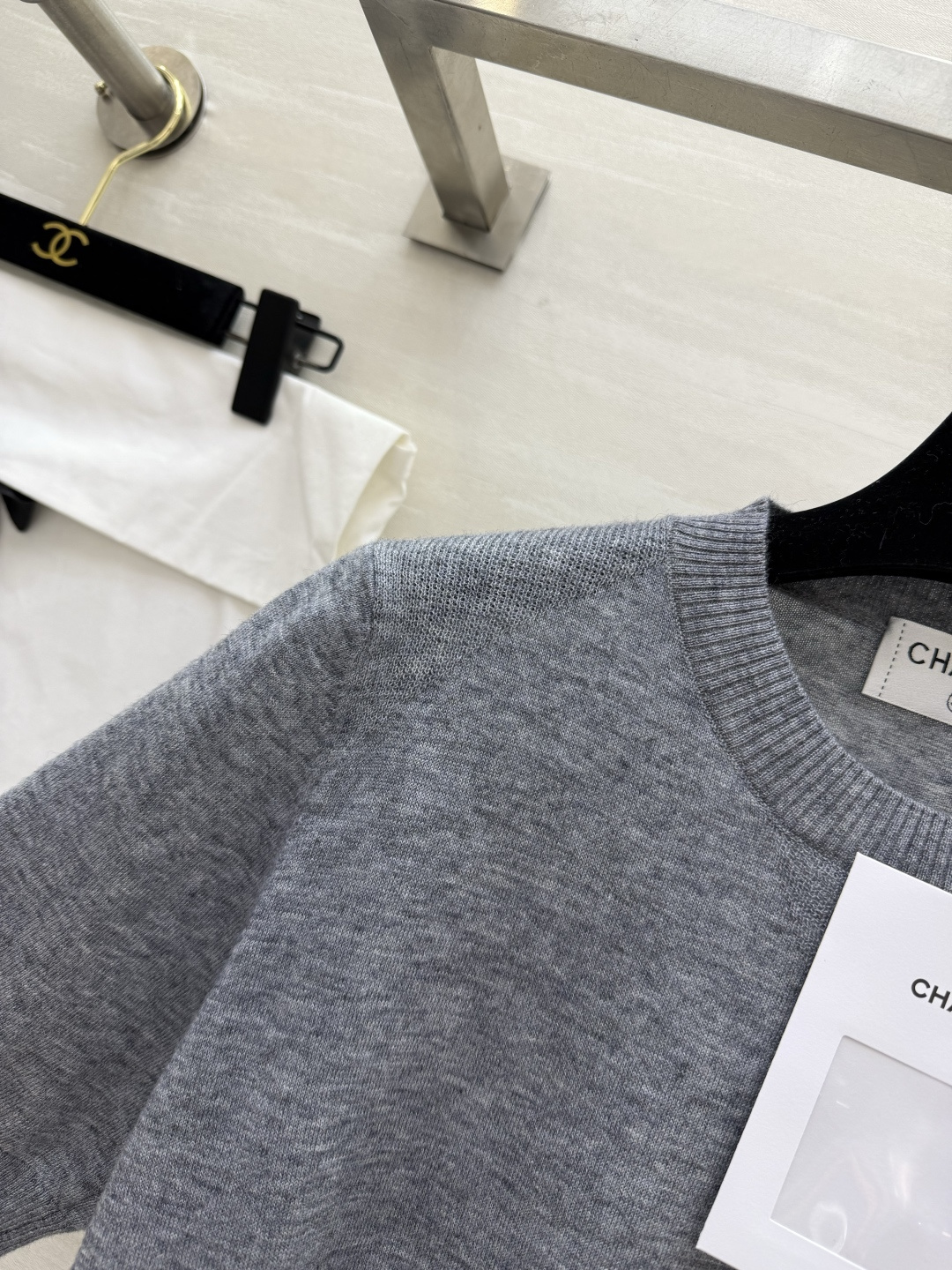 #Chane♡²⁶灰色针织短袖｜把低调贵气穿在身上！高级雾灰色调，自带清冷松弛感细腻羊毛针织，亲肤透气不