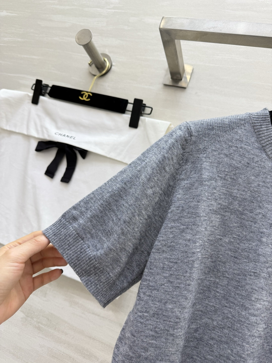 #Chane♡²⁶灰色针织短袖｜把低调贵气穿在身上！高级雾灰色调，自带清冷松弛感细腻羊毛针织，亲肤透气不