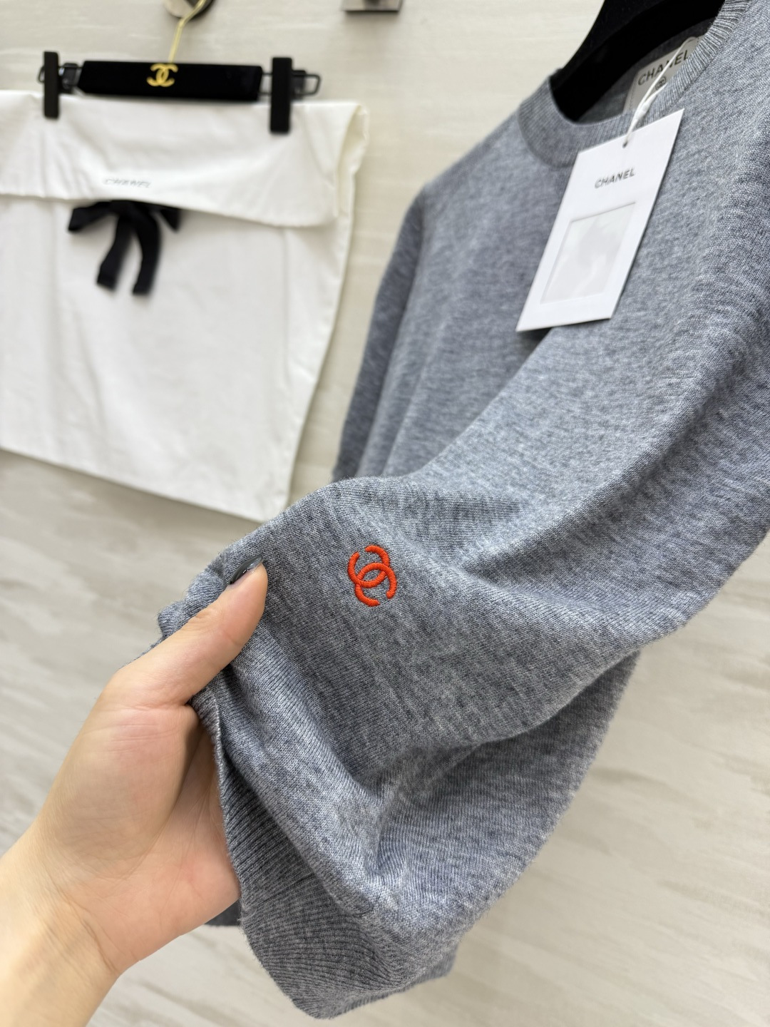 #Chane♡²⁶灰色针织短袖｜把低调贵气穿在身上！高级雾灰色调，自带清冷松弛感细腻羊毛针织，亲肤透气不