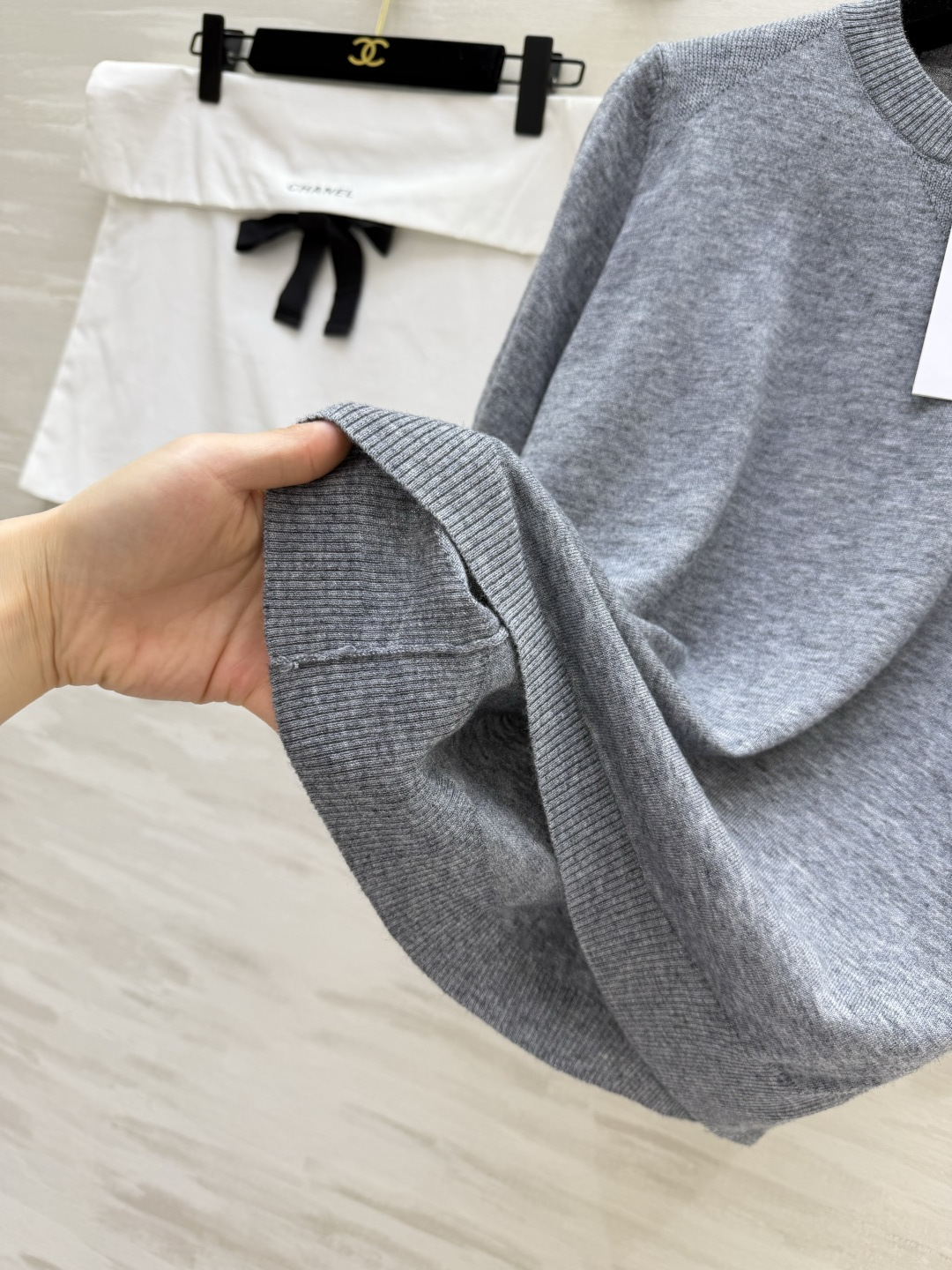 #Chane♡²⁶灰色针织短袖｜把低调贵气穿在身上！高级雾灰色调，自带清冷松弛感细腻羊毛针织，亲肤透气不