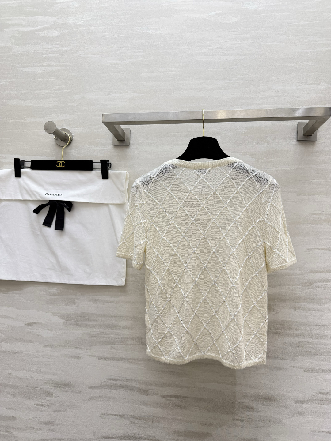 #Chane♡²⁶菱格纹短袖针织衫｜把法式优雅焊在身上奶白色调温柔到骨子里✨经典菱格纹 链条圆领 双C金