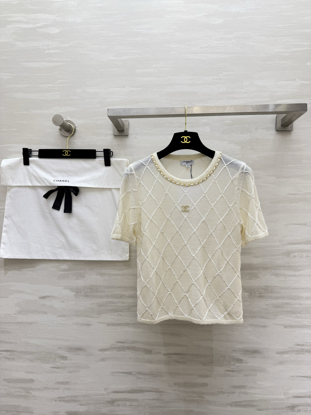 #Chane♡²⁶菱格纹短袖针织衫｜把法式优雅焊在身上奶白色调温柔到骨子里✨经典菱格纹 链条圆领 双C金