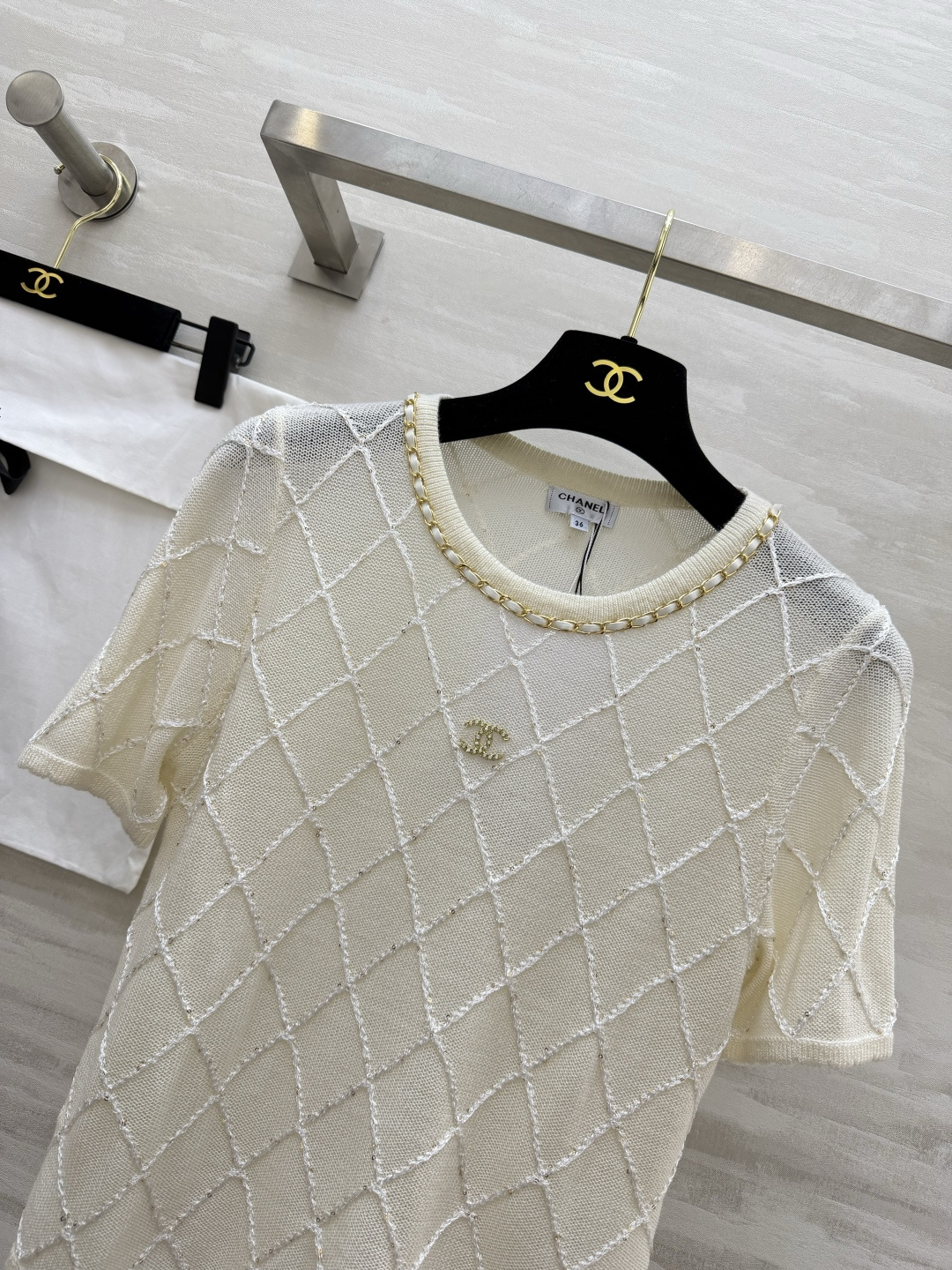 #Chane♡²⁶菱格纹短袖针织衫｜把法式优雅焊在身上奶白色调温柔到骨子里✨经典菱格纹 链条圆领 双C金