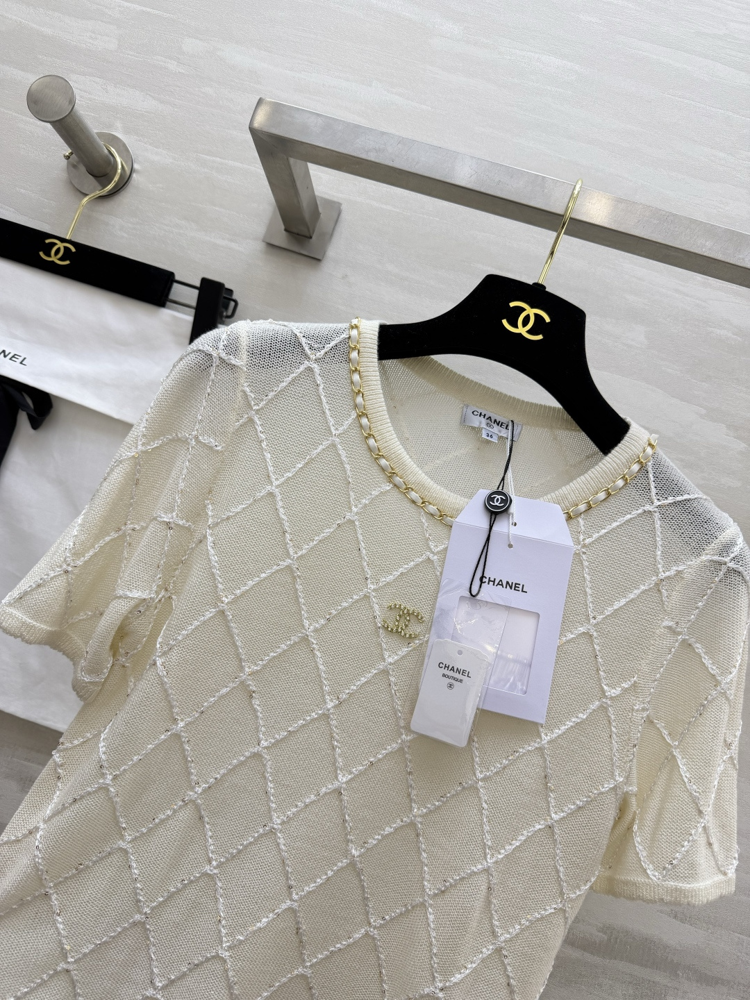 #Chane♡²⁶菱格纹短袖针织衫｜把法式优雅焊在身上奶白色调温柔到骨子里✨经典菱格纹 链条圆领 双C金
