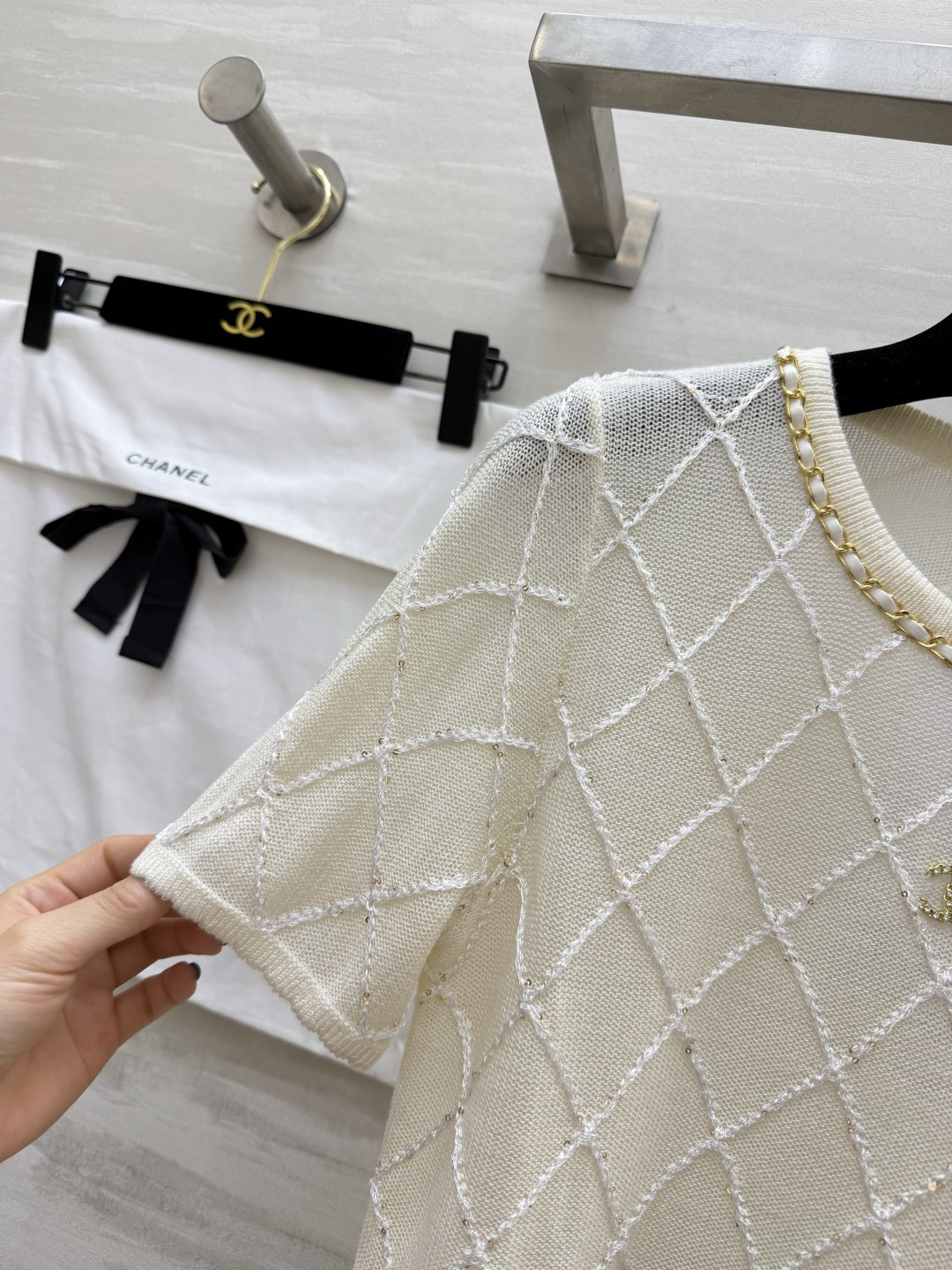 #Chane♡²⁶菱格纹短袖针织衫｜把法式优雅焊在身上奶白色调温柔到骨子里✨经典菱格纹 链条圆领 双C金