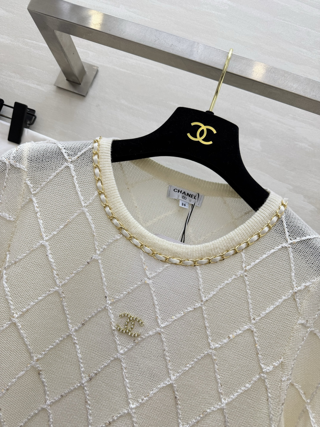 #Chane♡²⁶菱格纹短袖针织衫｜把法式优雅焊在身上奶白色调温柔到骨子里✨经典菱格纹 链条圆领 双C金