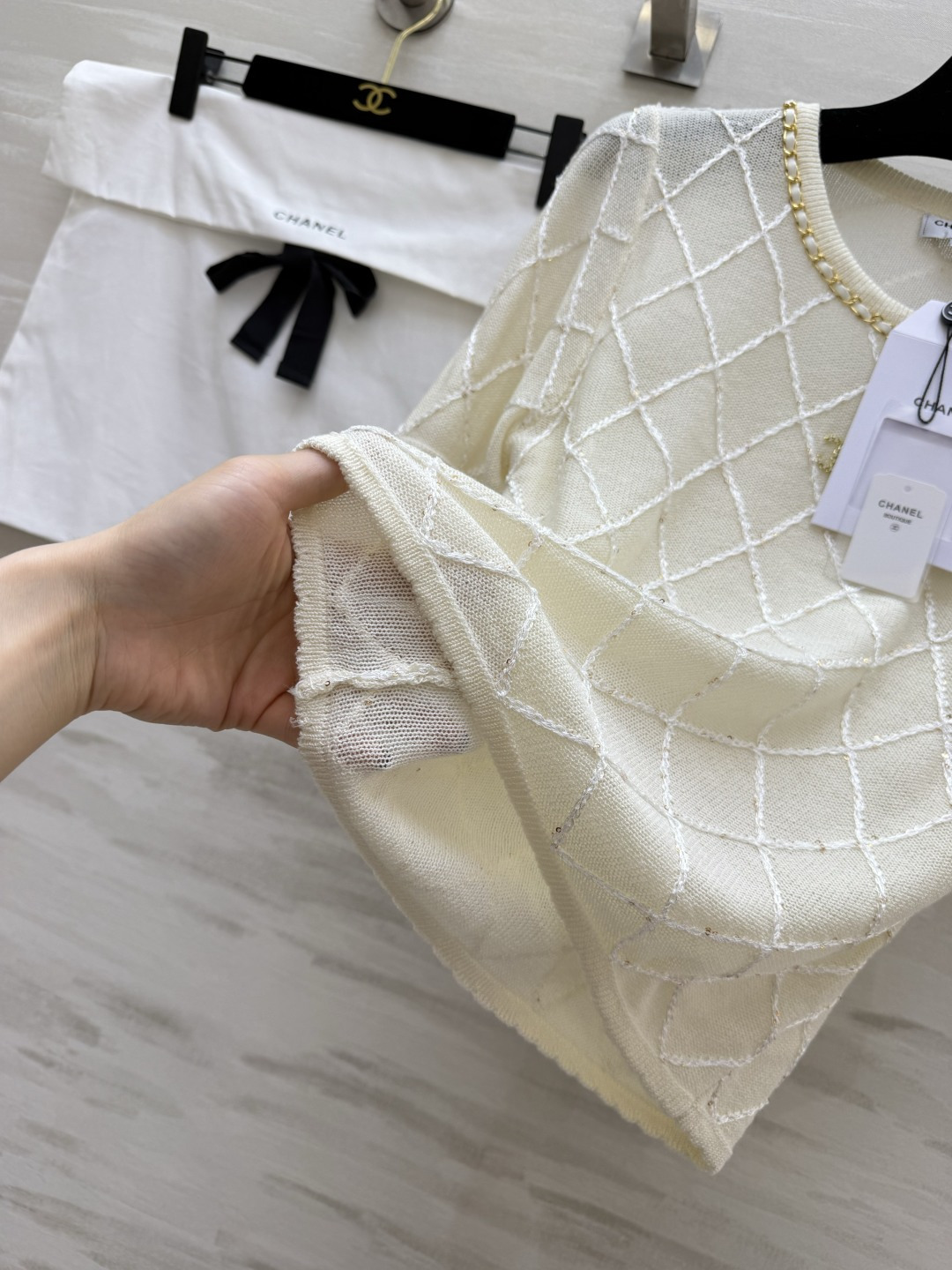 #Chane♡²⁶菱格纹短袖针织衫｜把法式优雅焊在身上奶白色调温柔到骨子里✨经典菱格纹 链条圆领 双C金