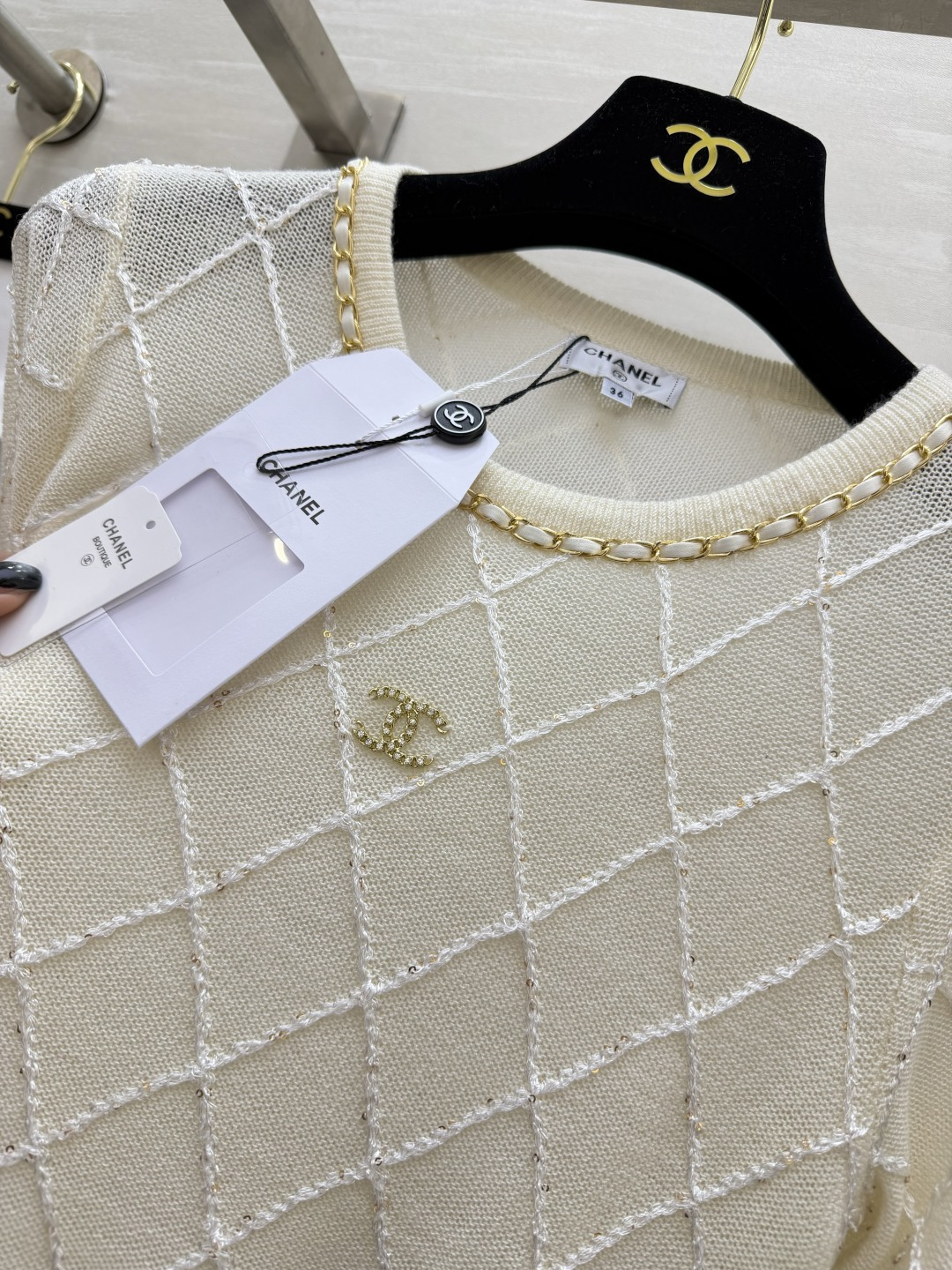 #Chane♡²⁶菱格纹短袖针织衫｜把法式优雅焊在身上奶白色调温柔到骨子里✨经典菱格纹 链条圆领 双C金