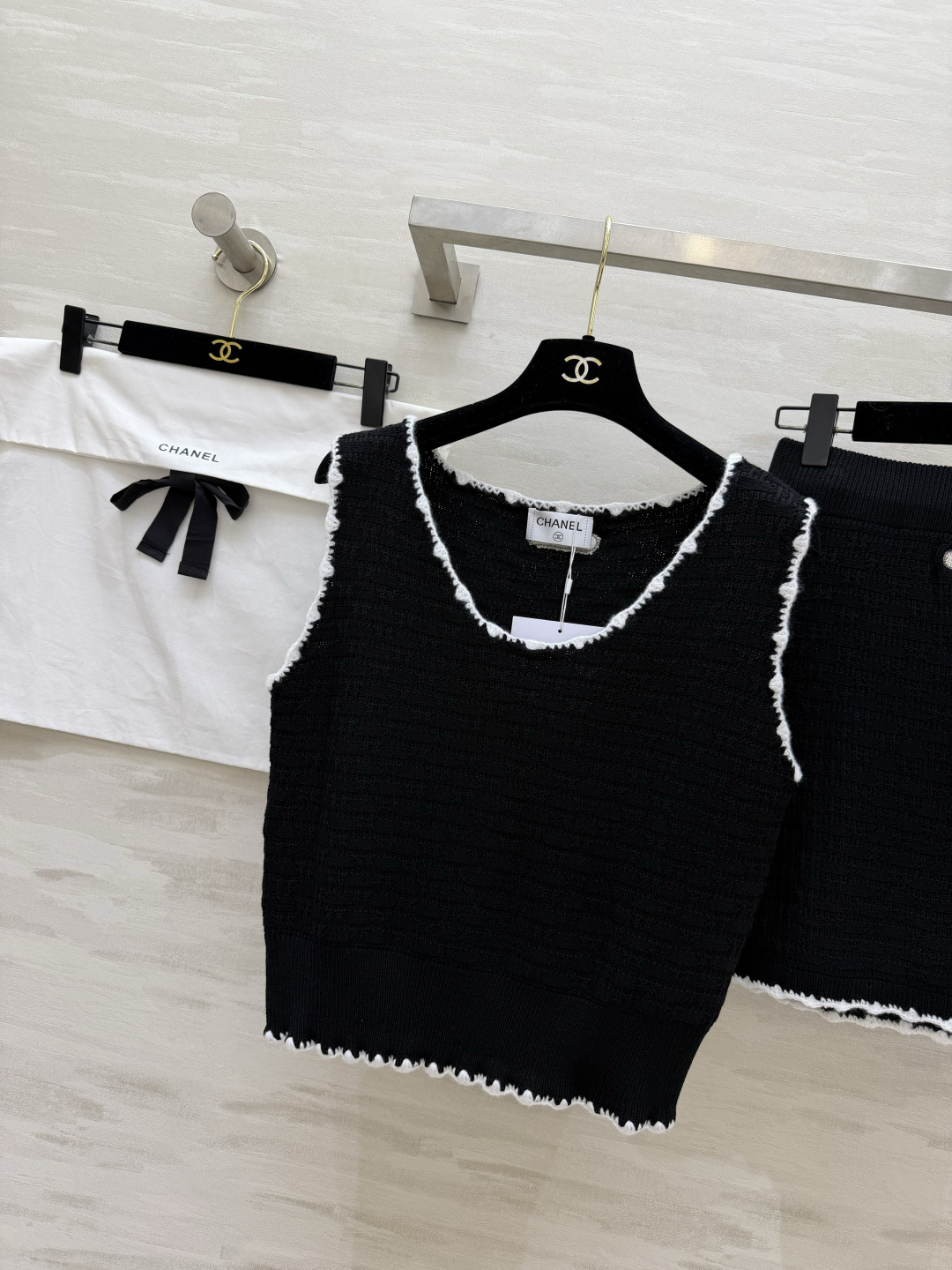 #Chane♡²⁶针织套装｜把法式优雅焊在身上黑白撞色毛边设计 精致感拉满U领背心+高腰半裙 藏肉显瘦一