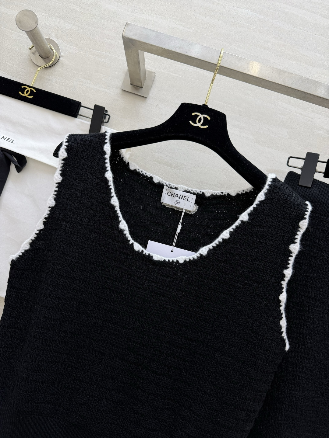 #Chane♡²⁶针织套装｜把法式优雅焊在身上黑白撞色毛边设计 精致感拉满U领背心+高腰半裙 藏肉显瘦一