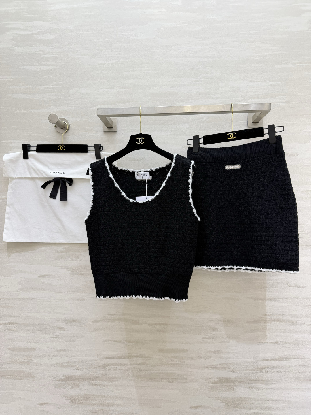 #Chane♡²⁶针织套装｜把法式优雅焊在身上黑白撞色毛边设计 精致感拉满U领背心+高腰半裙 藏肉显瘦一