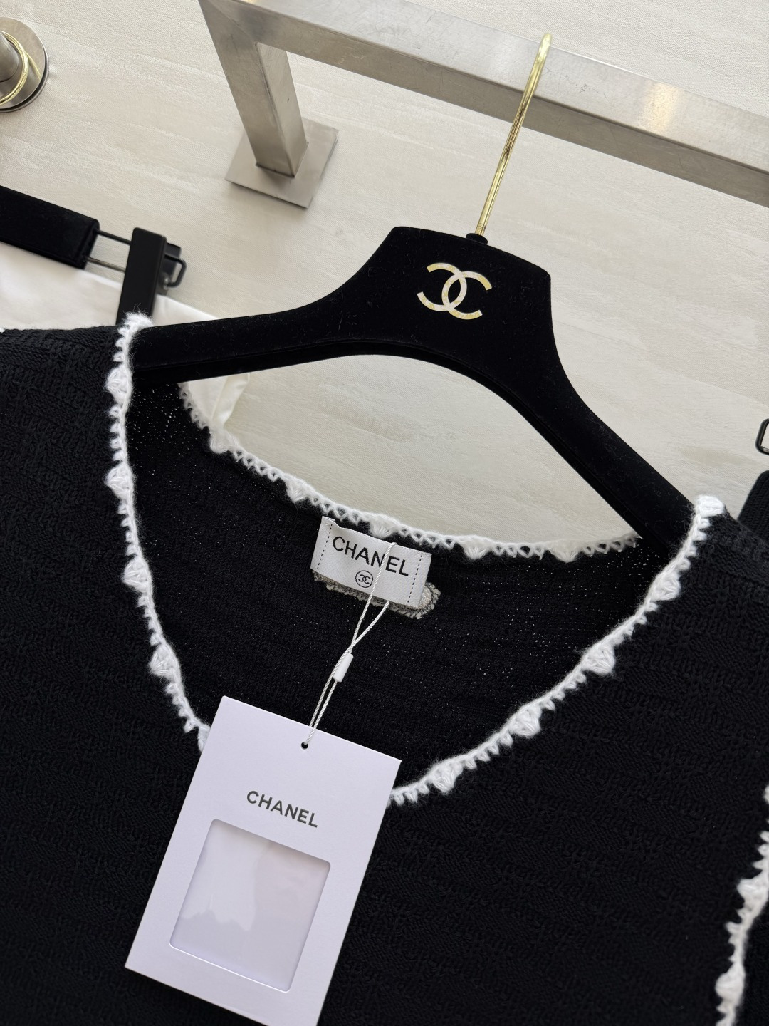 #Chane♡²⁶针织套装｜把法式优雅焊在身上黑白撞色毛边设计 精致感拉满U领背心+高腰半裙 藏肉显瘦一