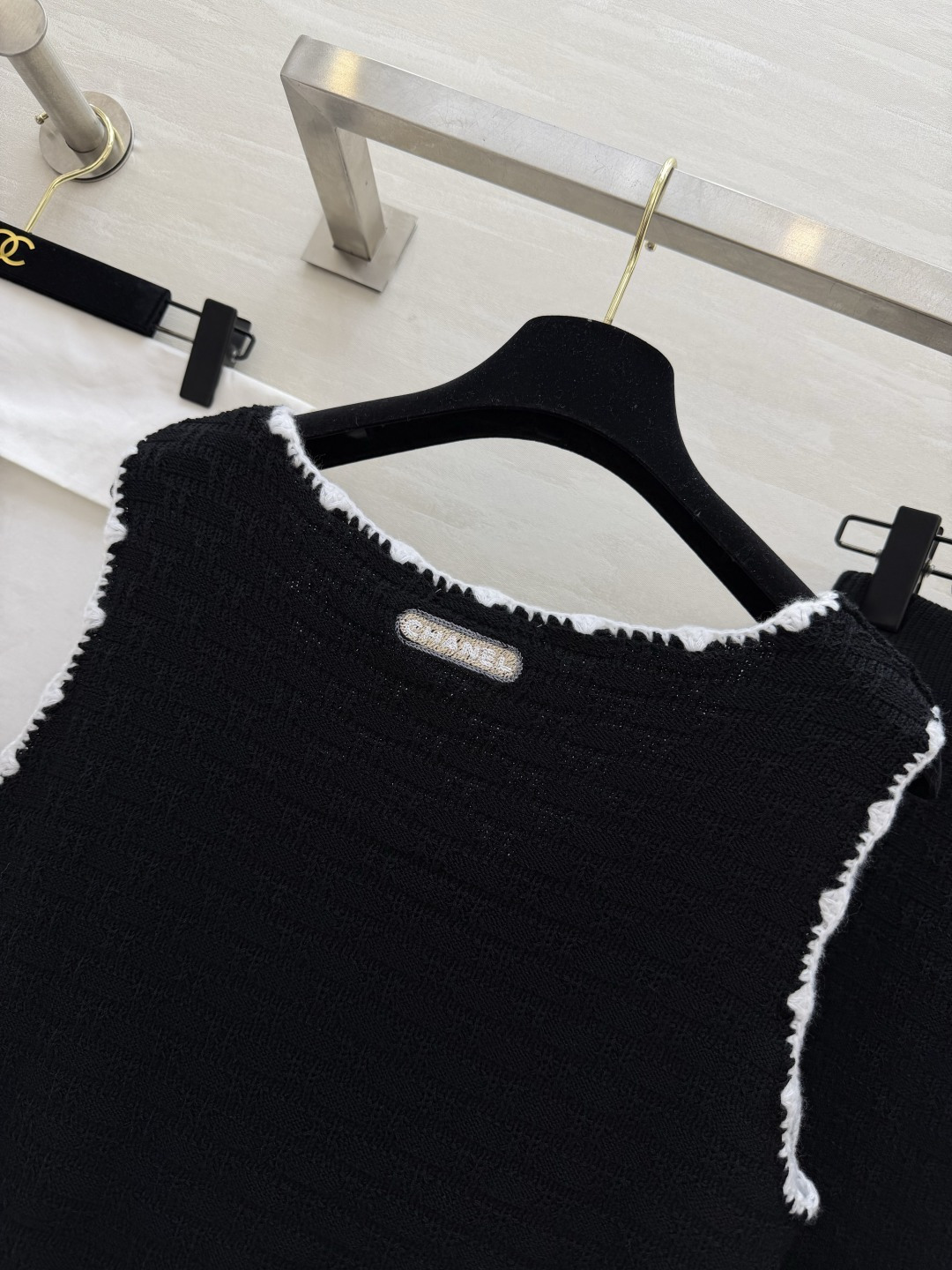 #Chane♡²⁶针织套装｜把法式优雅焊在身上黑白撞色毛边设计 精致感拉满U领背心+高腰半裙 藏肉显瘦一