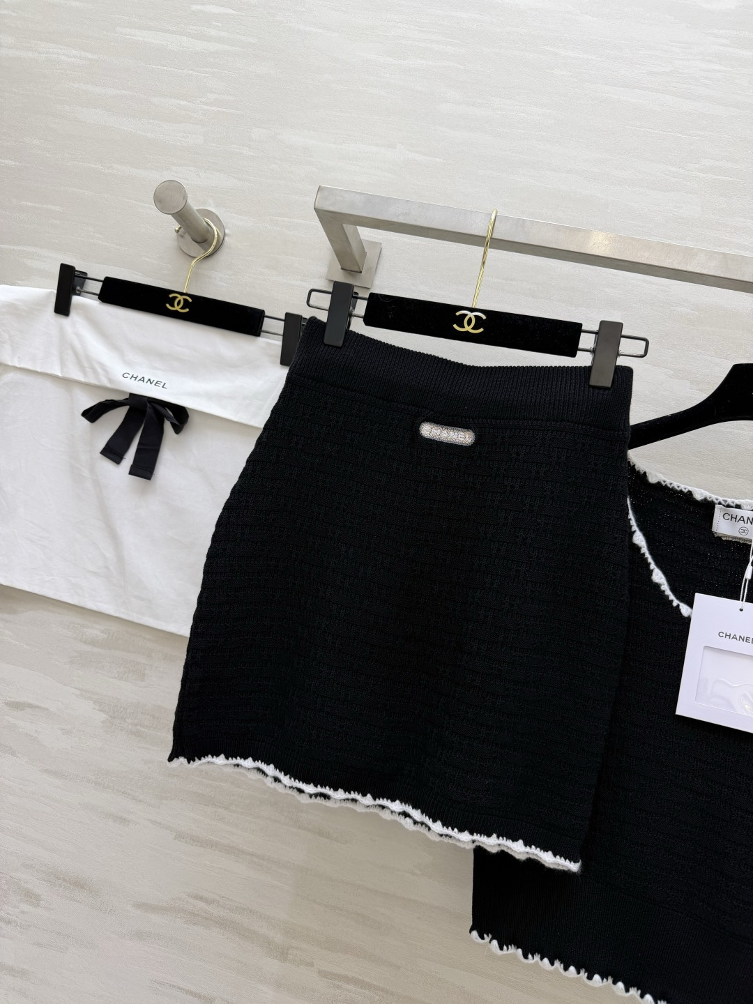 #Chane♡²⁶针织套装｜把法式优雅焊在身上黑白撞色毛边设计 精致感拉满U领背心+高腰半裙 藏肉显瘦一