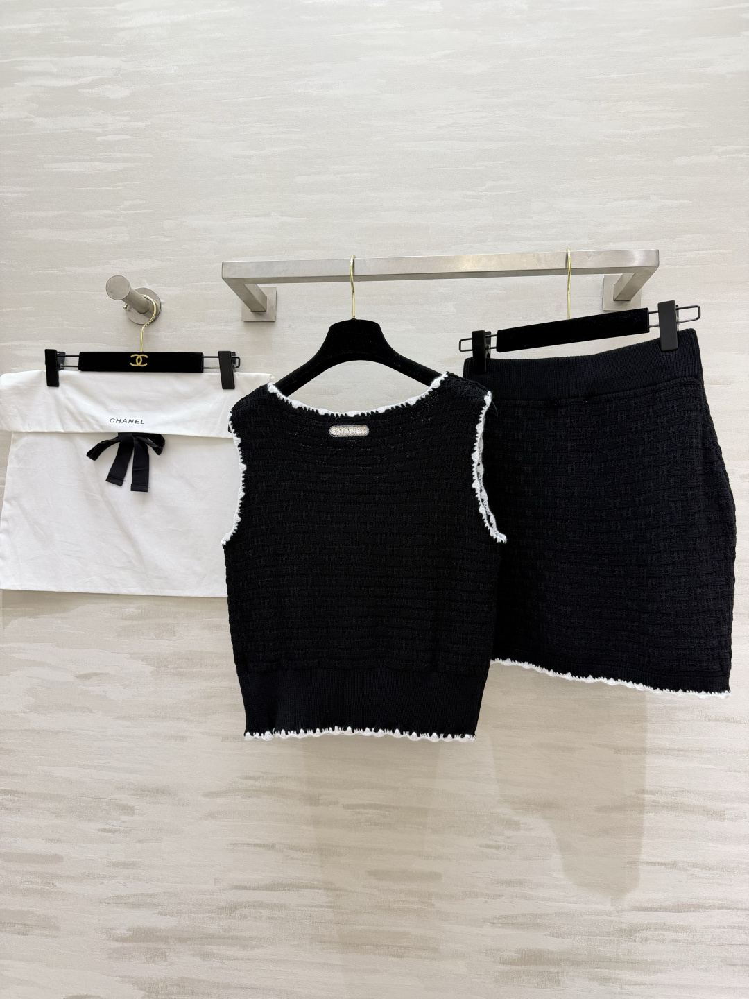 #Chane♡²⁶针织套装｜把法式优雅焊在身上黑白撞色毛边设计 精致感拉满U领背心+高腰半裙 藏肉显瘦一