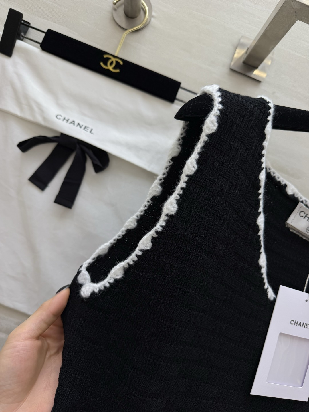 #Chane♡²⁶针织套装｜把法式优雅焊在身上黑白撞色毛边设计 精致感拉满U领背心+高腰半裙 藏肉显瘦一