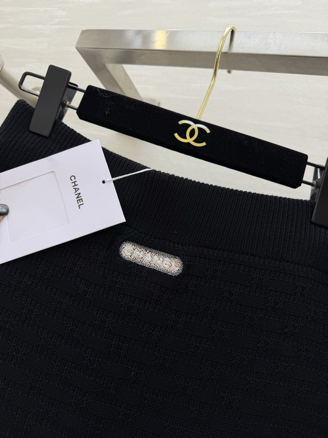 #Chane♡²⁶针织套装｜把法式优雅焊在身上黑白撞色毛边设计 精致感拉满U领背心+高腰半裙 藏肉显瘦一