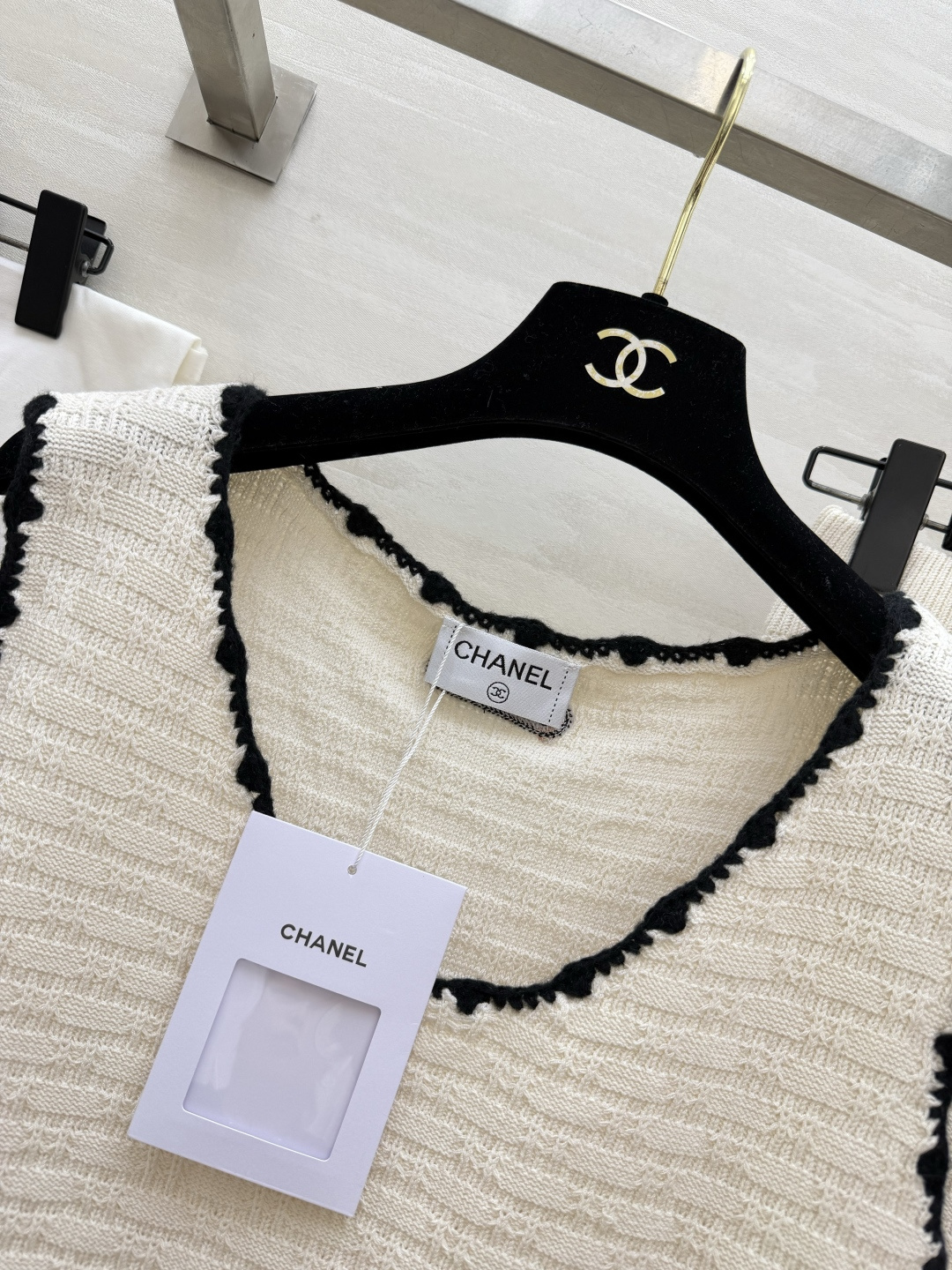 #Chane♡²⁶针织套装｜把法式优雅焊在身上黑白撞色毛边设计 精致感拉满U领背心+高腰半裙 藏肉显瘦一