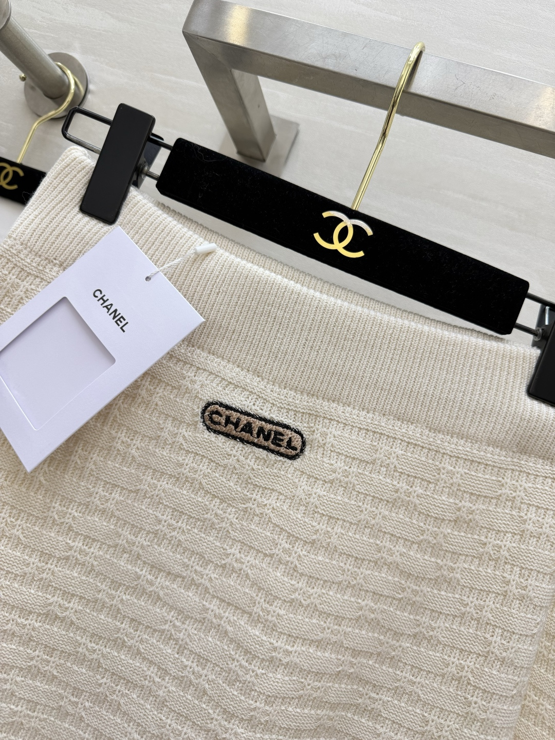 #Chane♡²⁶针织套装｜把法式优雅焊在身上黑白撞色毛边设计 精致感拉满U领背心+高腰半裙 藏肉显瘦一