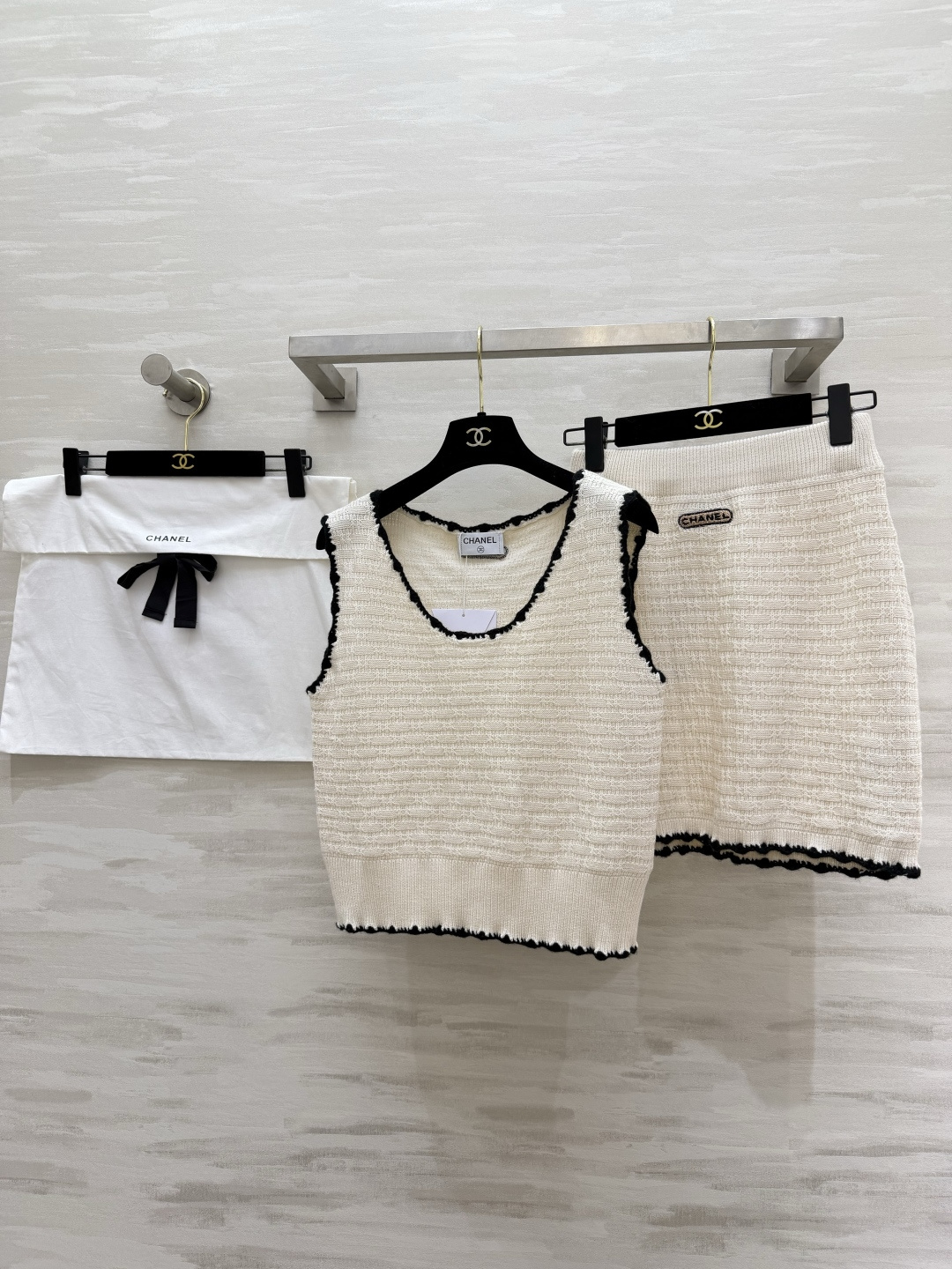 #Chane♡²⁶针织套装｜把法式优雅焊在身上黑白撞色毛边设计 精致感拉满U领背心+高腰半裙 藏肉显瘦一