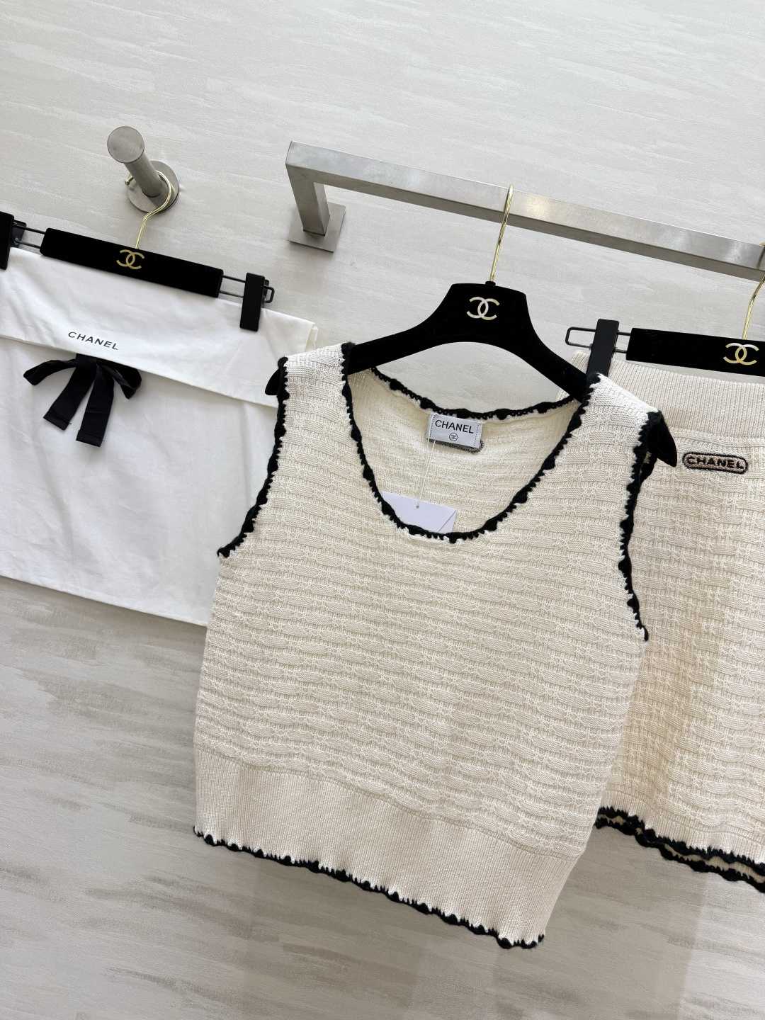 #Chane♡²⁶针织套装｜把法式优雅焊在身上黑白撞色毛边设计 精致感拉满U领背心+高腰半裙 藏肉显瘦一