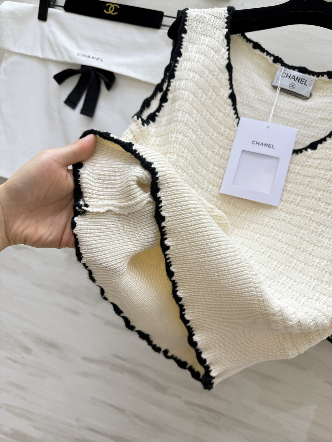 #Chane♡²⁶针织套装｜把法式优雅焊在身上黑白撞色毛边设计 精致感拉满U领背心+高腰半裙 藏肉显瘦一