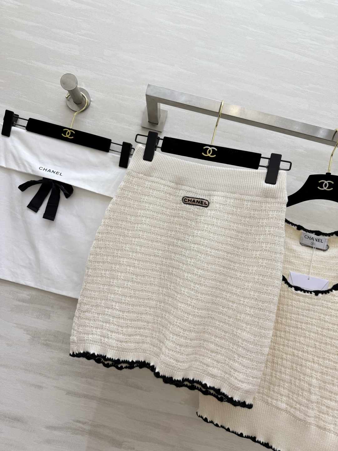 #Chane♡²⁶针织套装｜把法式优雅焊在身上黑白撞色毛边设计 精致感拉满U领背心+高腰半裙 藏肉显瘦一