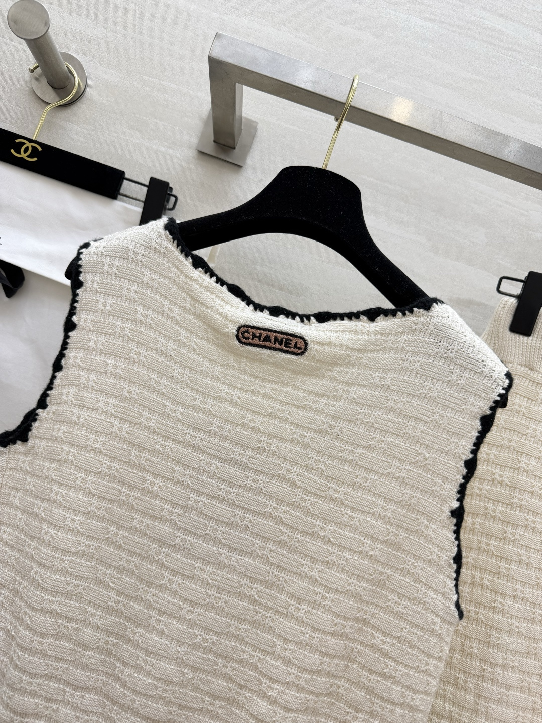 #Chane♡²⁶针织套装｜把法式优雅焊在身上黑白撞色毛边设计 精致感拉满U领背心+高腰半裙 藏肉显瘦一