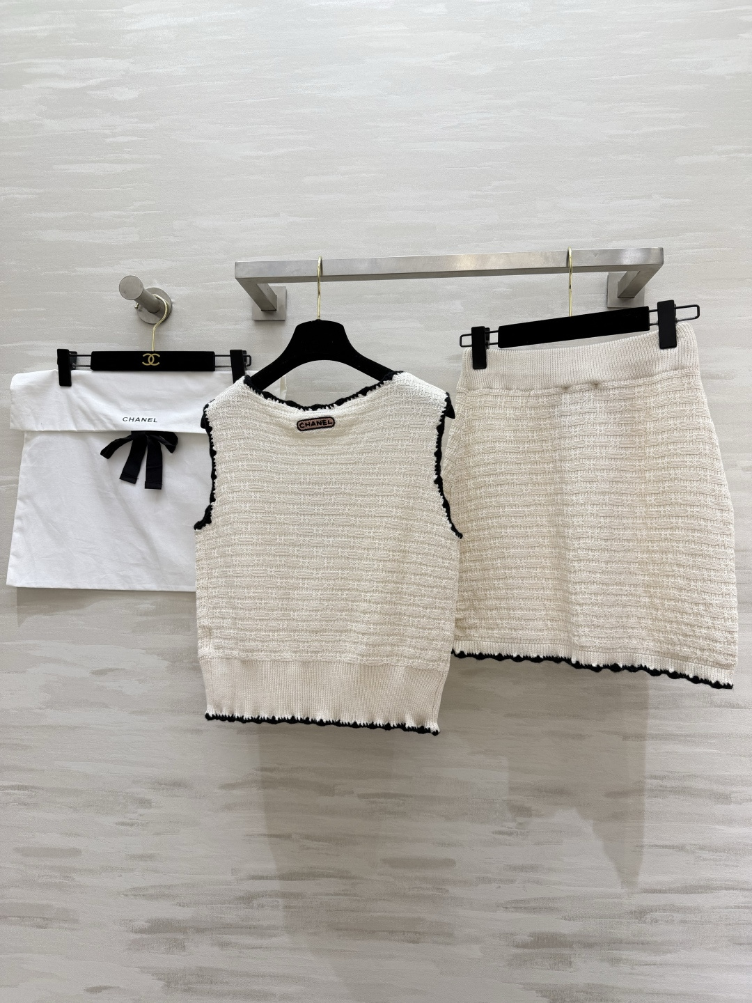 #Chane♡²⁶针织套装｜把法式优雅焊在身上黑白撞色毛边设计 精致感拉满U领背心+高腰半裙 藏肉显瘦一