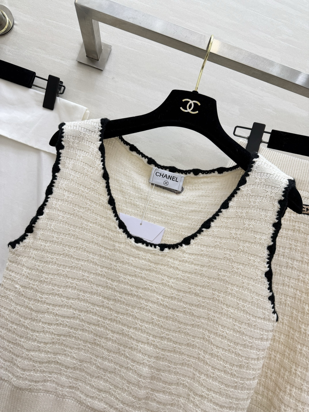 #Chane♡²⁶针织套装｜把法式优雅焊在身上黑白撞色毛边设计 精致感拉满U领背心+高腰半裙 藏肉显瘦一