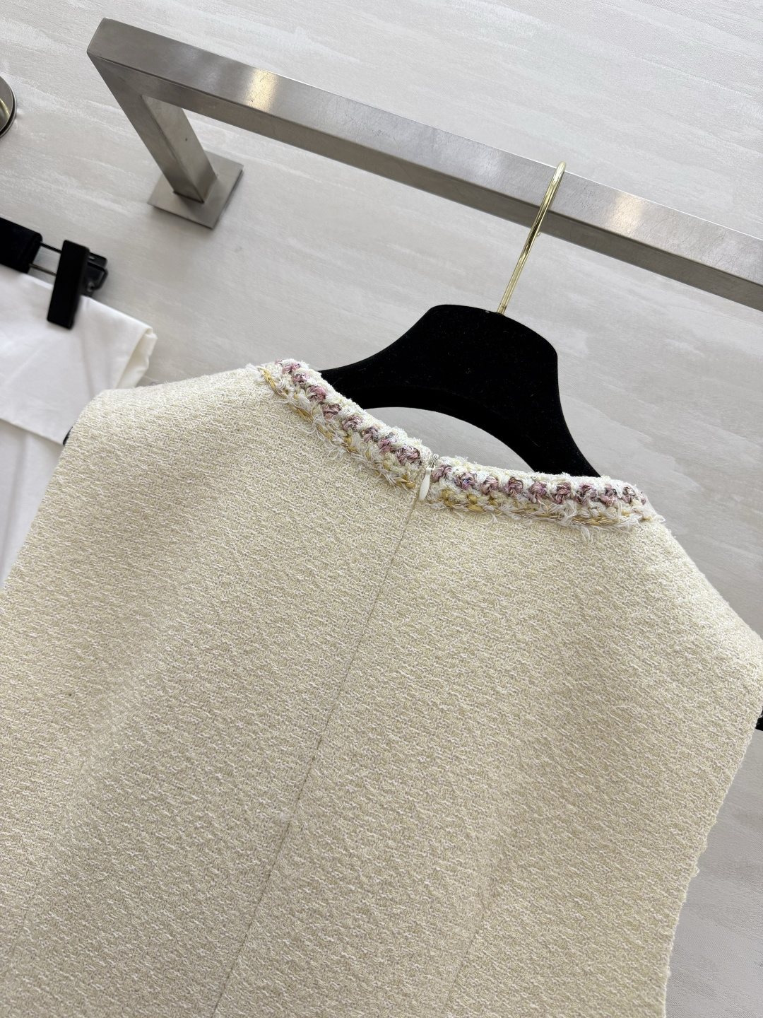 #Chane♡²⁶奶白粗花呢无袖连衣裙 法式优雅奶fufu的米白底色 自带柔光滤镜✨经典圆领 毛边织带镶