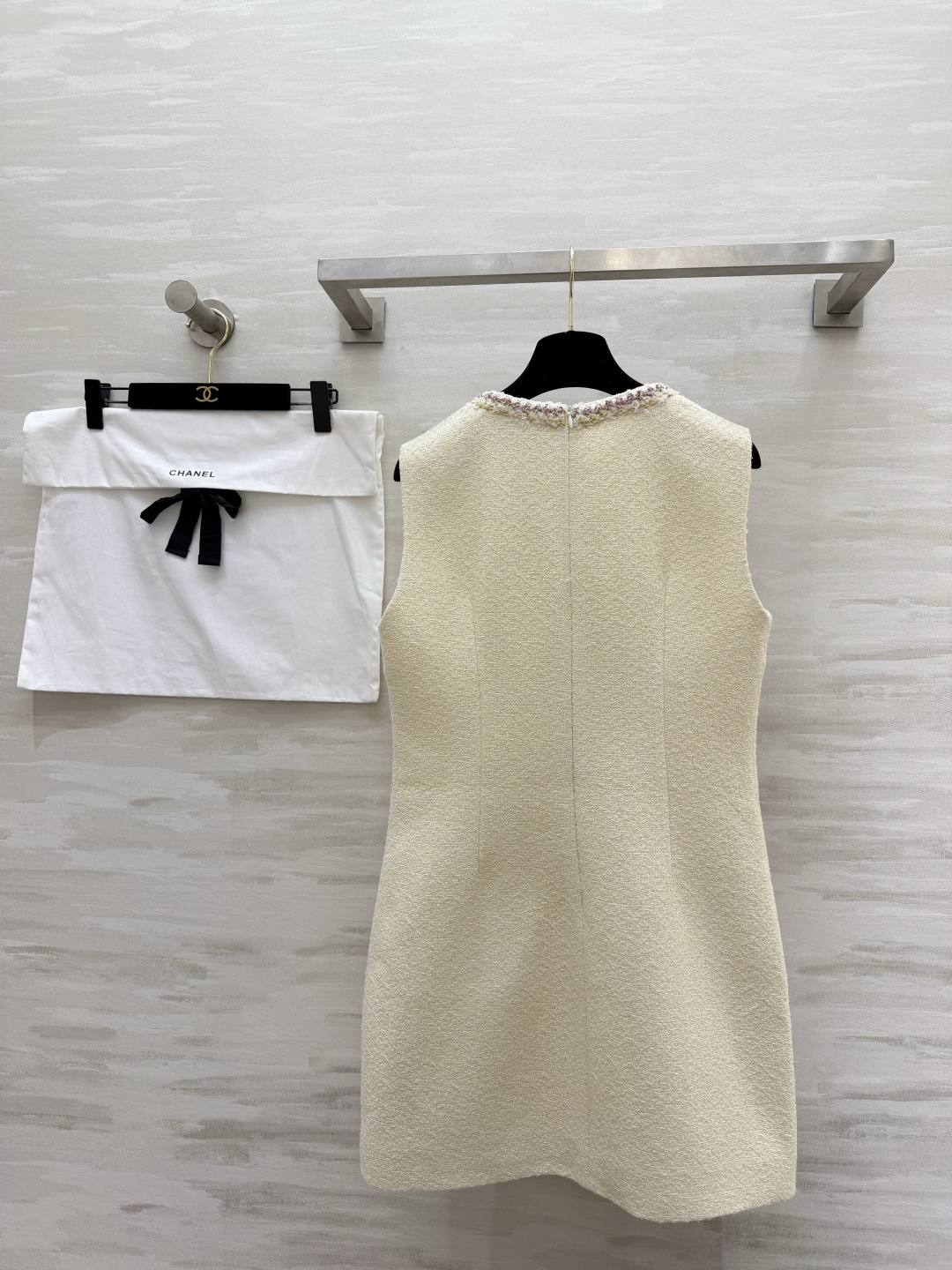 #Chane♡²⁶奶白粗花呢无袖连衣裙 法式优雅奶fufu的米白底色 自带柔光滤镜✨经典圆领 毛边织带镶