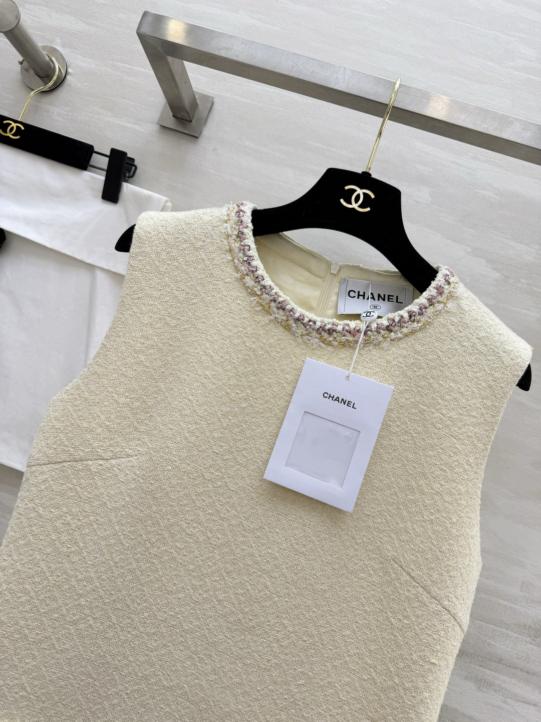 #Chane♡²⁶奶白粗花呢无袖连衣裙 法式优雅奶fufu的米白底色 自带柔光滤镜✨经典圆领 毛边织带镶