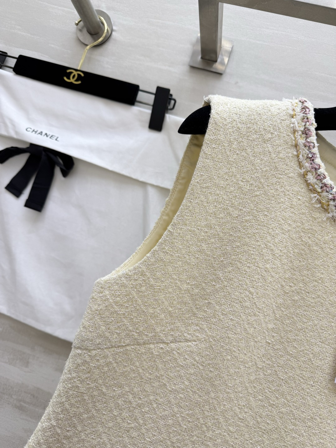 #Chane♡²⁶奶白粗花呢无袖连衣裙 法式优雅奶fufu的米白底色 自带柔光滤镜✨经典圆领 毛边织带镶